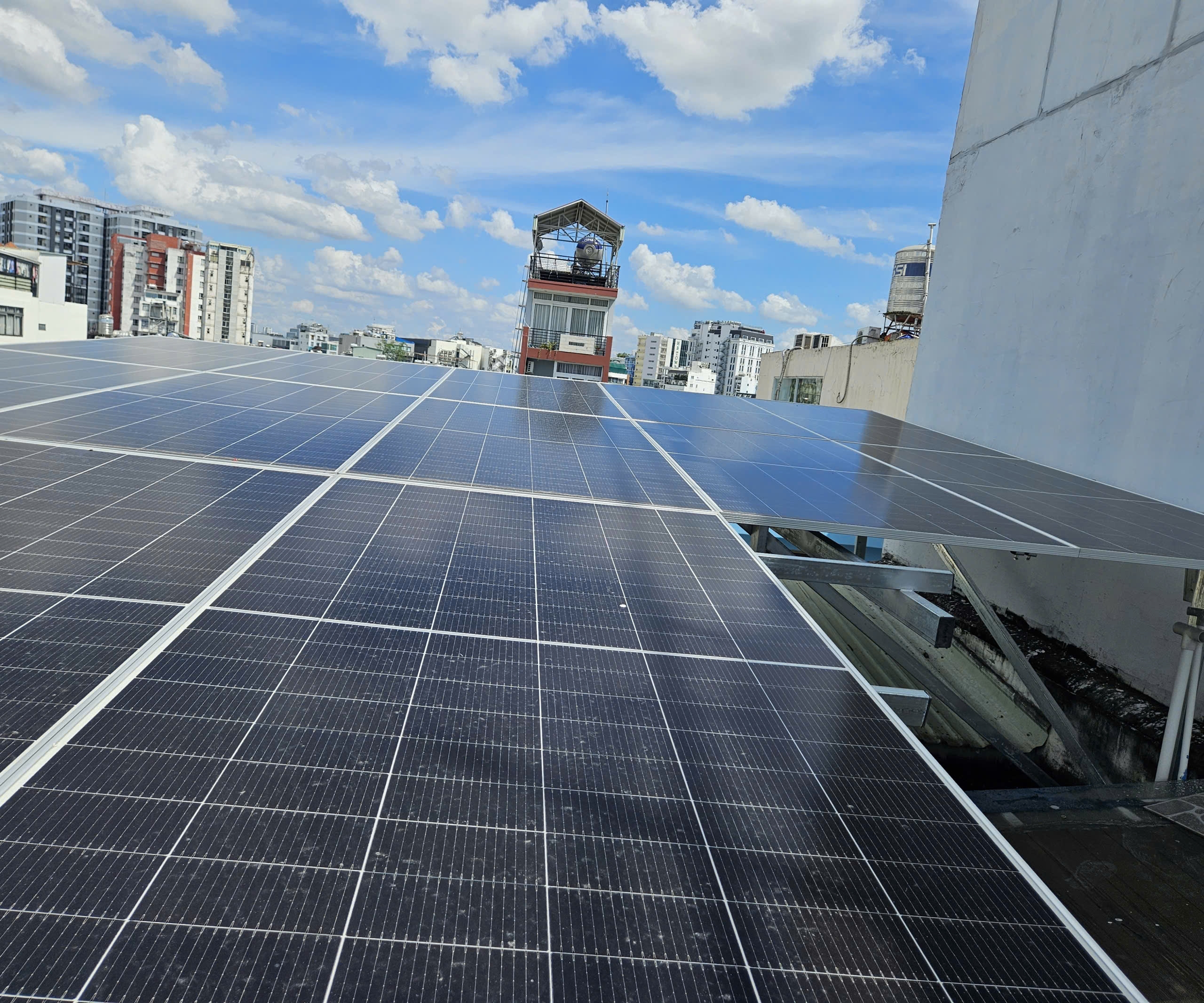 Lắp điện mặt trời mái nhà và Những điều cần tránh để không bị phạt 200 triệu đồng - Ảnh 1.