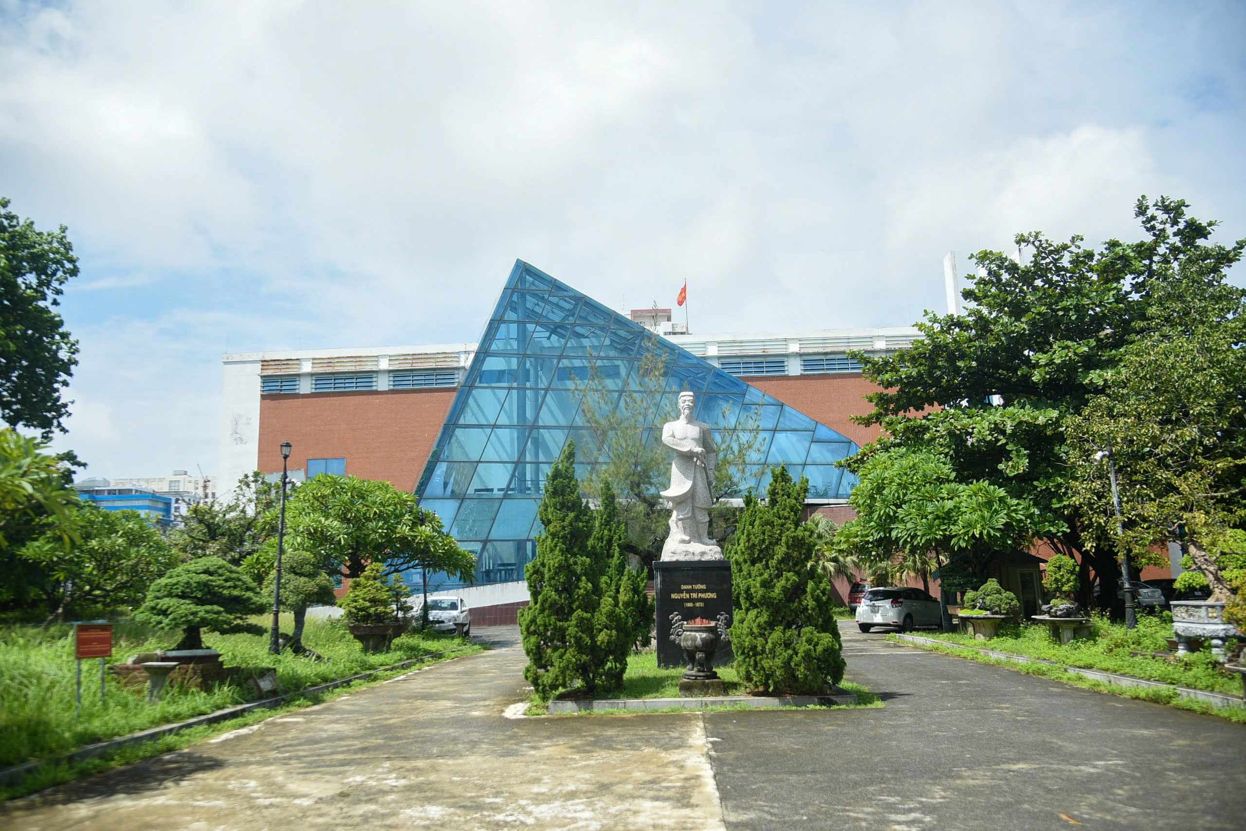 Cảnh hạ giải bảo t&agrave;ng tr&ecirc;n th&agrave;nh cổ 200 tuổi ở Đ&agrave; Nẵng - Ảnh 1.