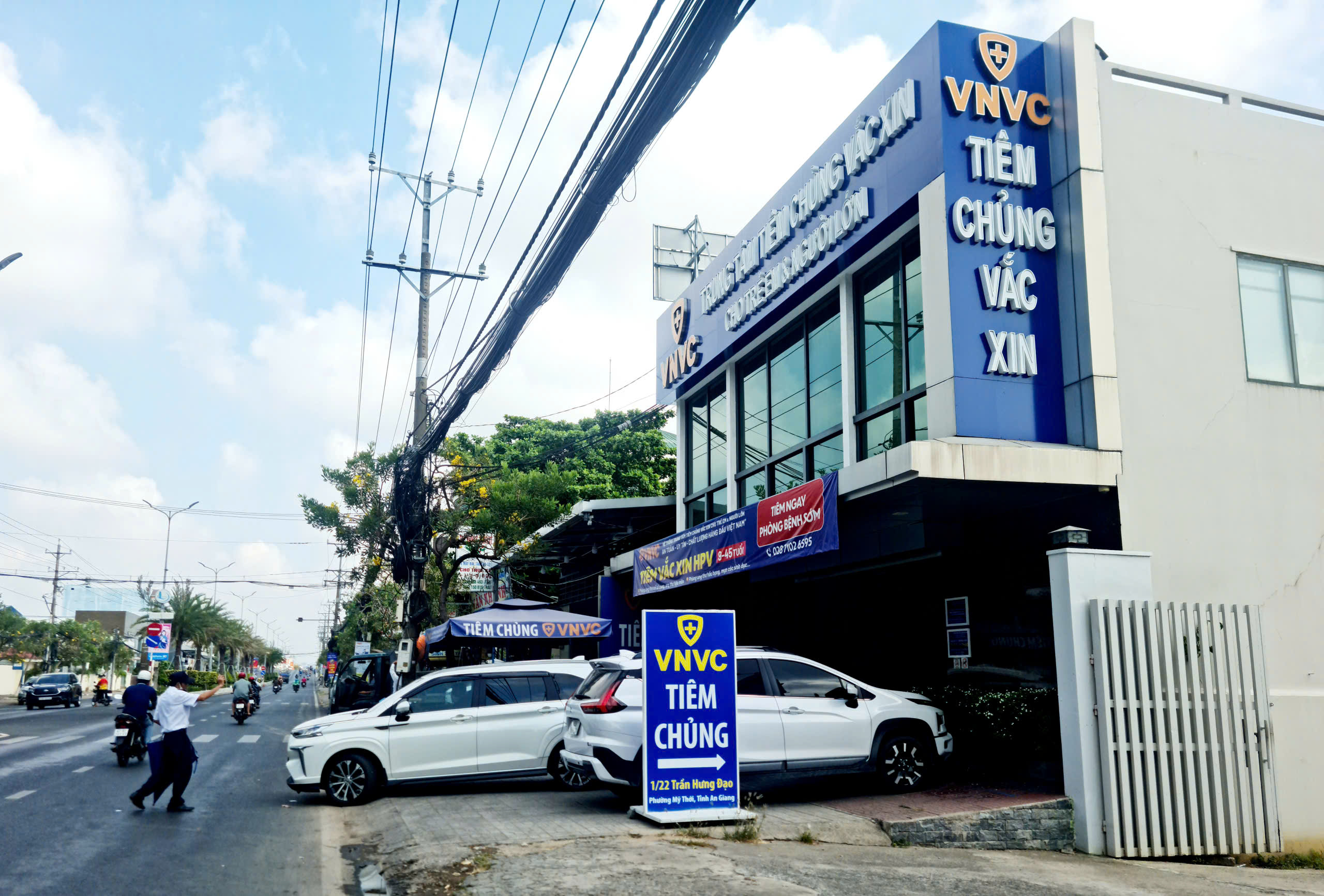 Người miền Tây ùn ùn đưa con đi tiêm vắc-xin phòng viêm não mô cầu - Ảnh 3.