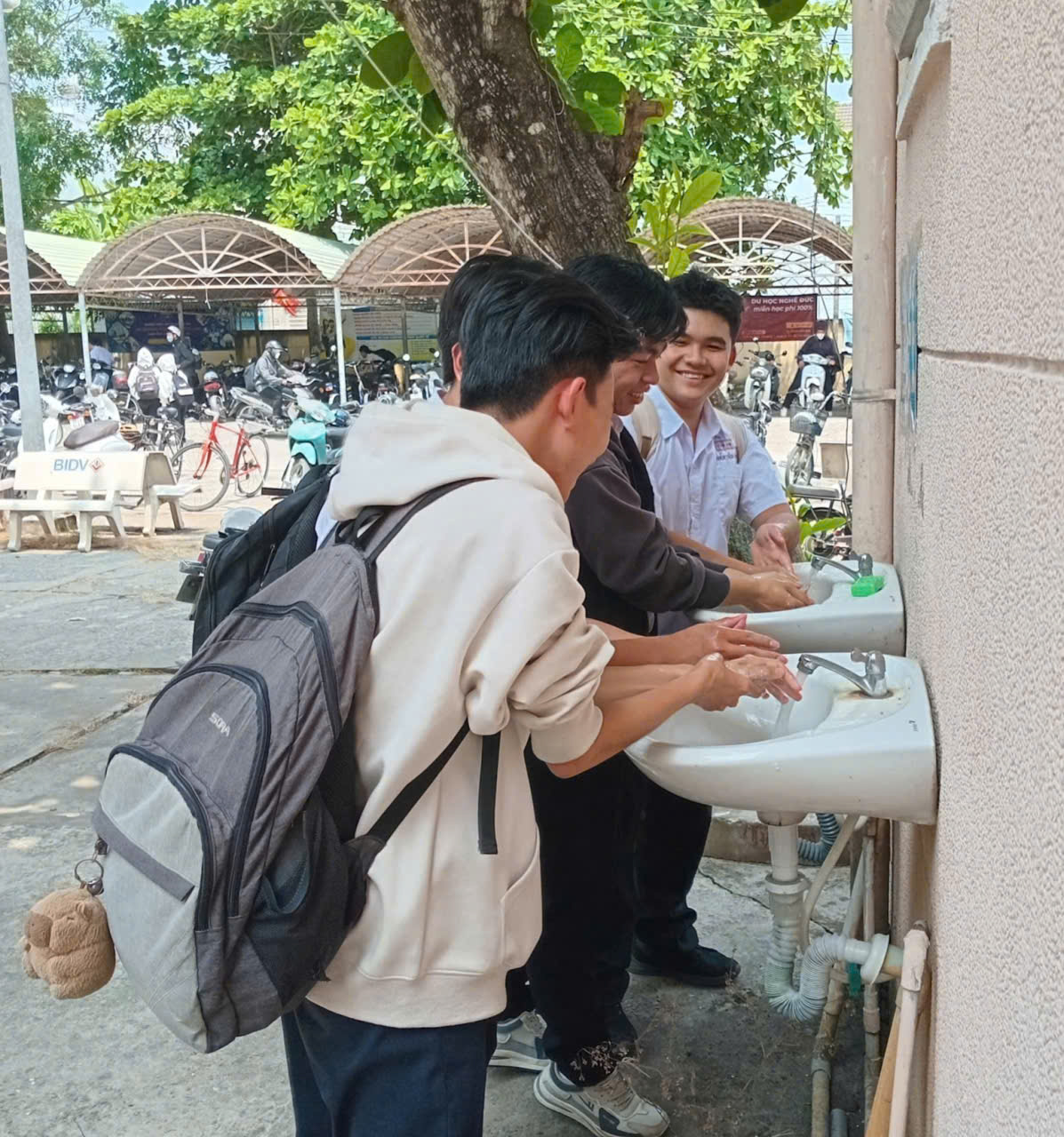 Người miền Tây ùn ùn đưa con đi tiêm vắc-xin phòng viêm não mô cầu - Ảnh 6.