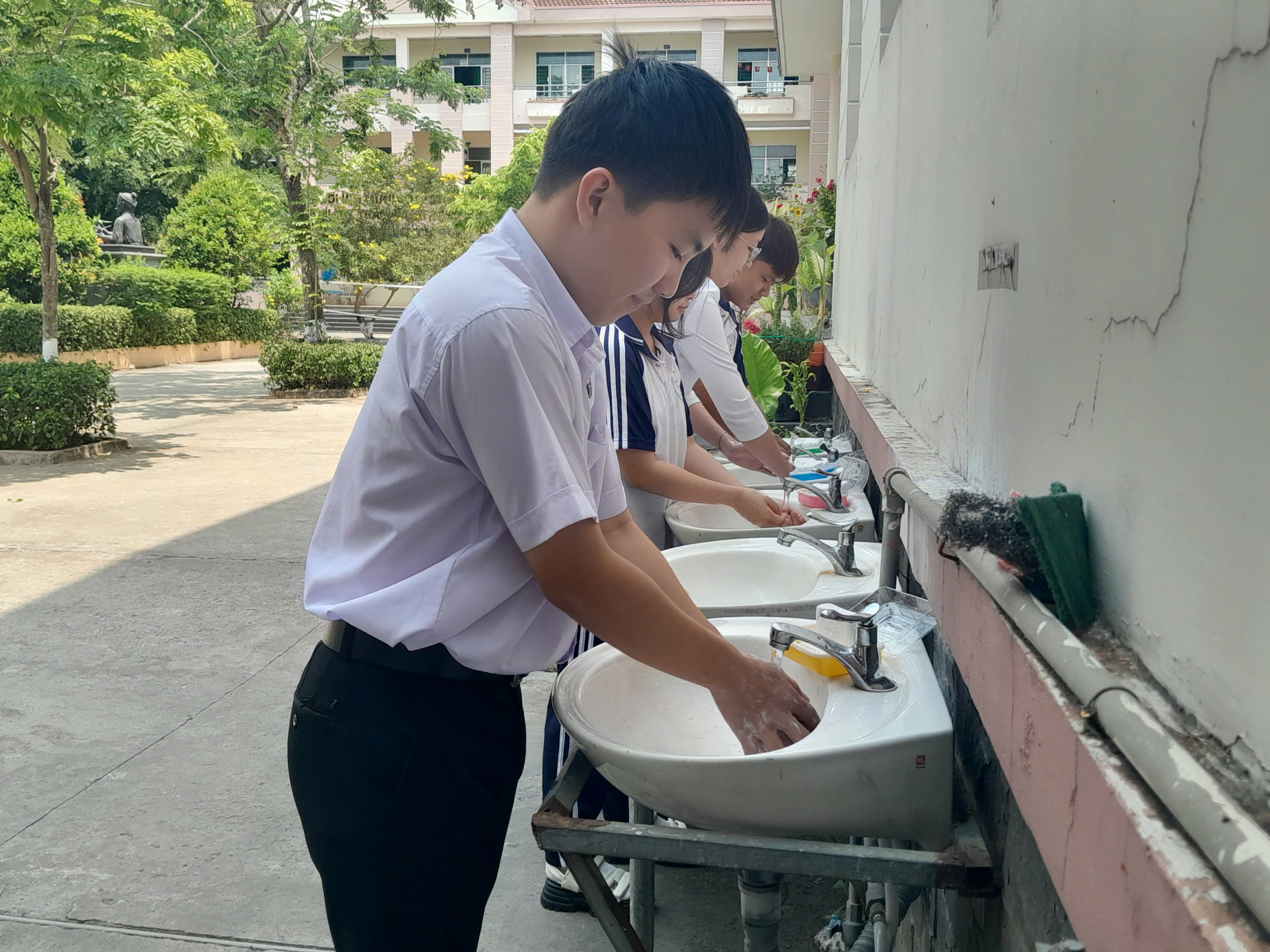 Người miền Tây ùn ùn đưa con đi tiêm vắc-xin phòng viêm não mô cầu - Ảnh 7.