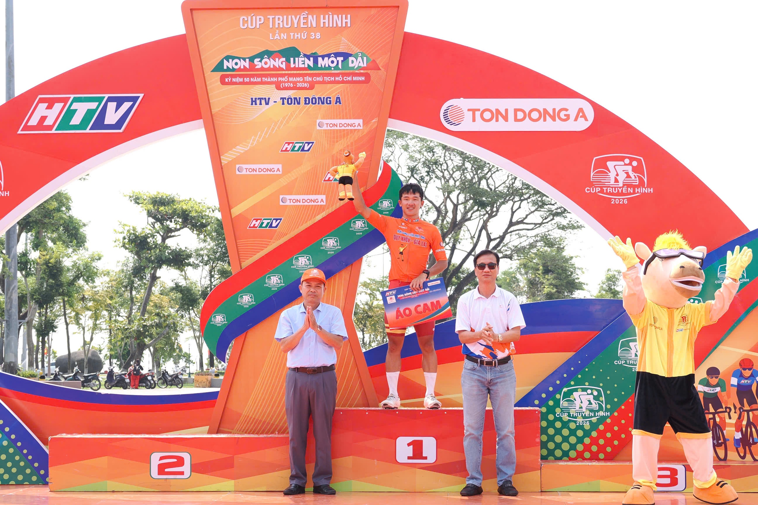 Tay đua Việt kiều Ph&aacute;p Trần Clement Em thắng chặng 13 C&uacute;p truyền h&igrave;nh: v&ograve;ng đua quanh Quy Nhơn - Ảnh 9.