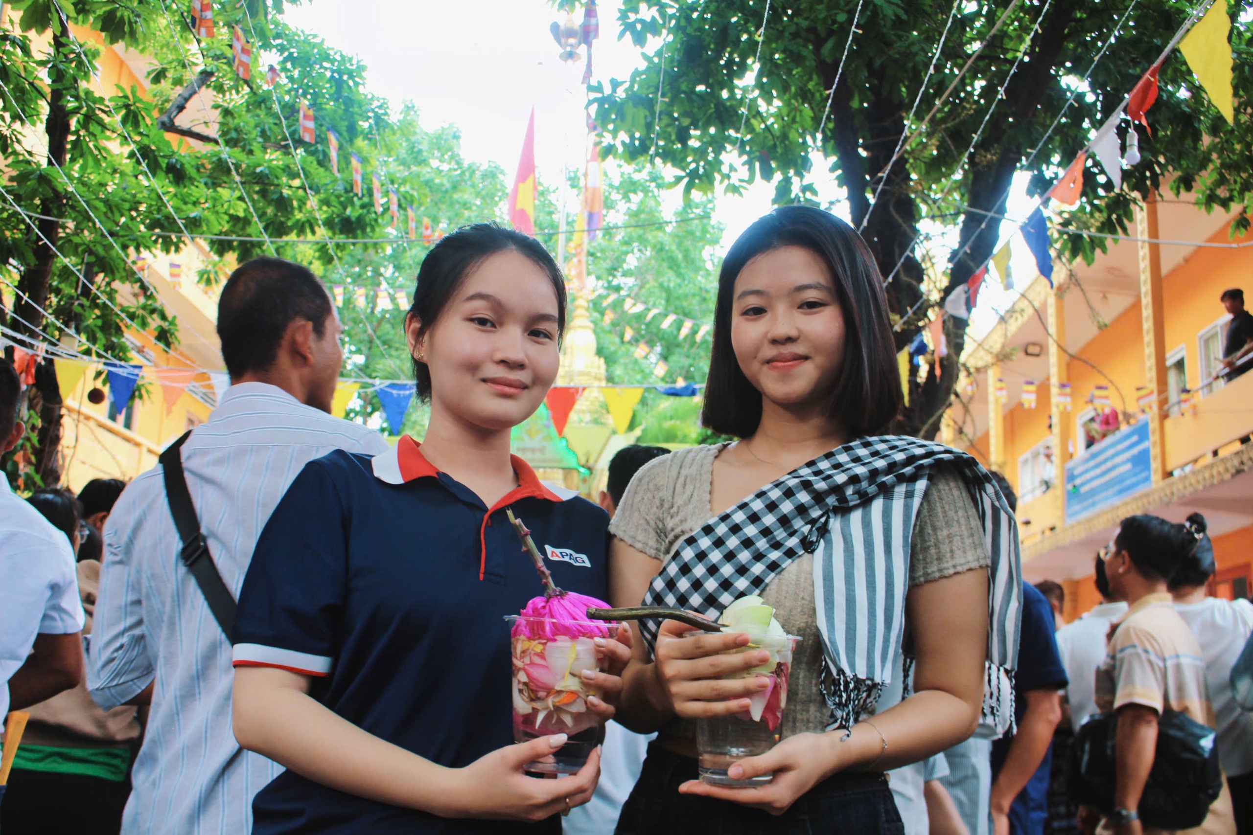 H&agrave;ng ng&agrave;n người đổ về Chantarangsay tắm Phật, t&eacute; nước cầu an kh&eacute;p lại Tết Chol Chnam Thmay - Ảnh 11.