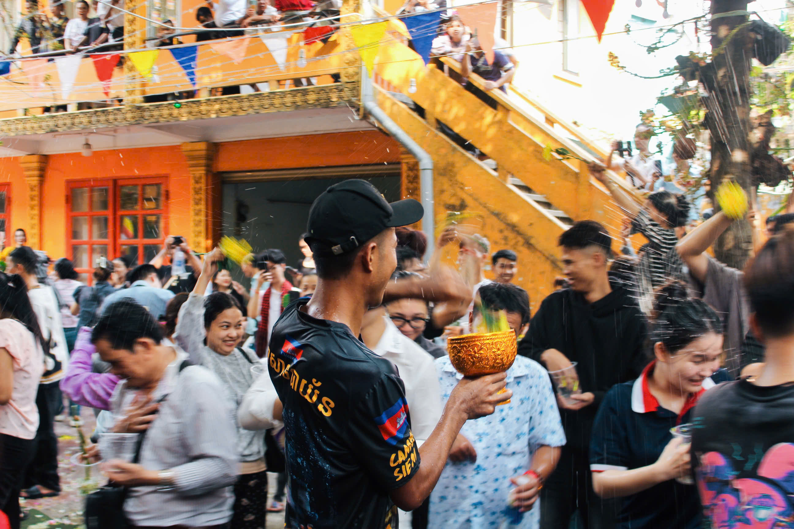 H&agrave;ng ng&agrave;n người đổ về Chantarangsay tắm Phật, t&eacute; nước cầu an kh&eacute;p lại Tết Chol Chnam Thmay - Ảnh 10.