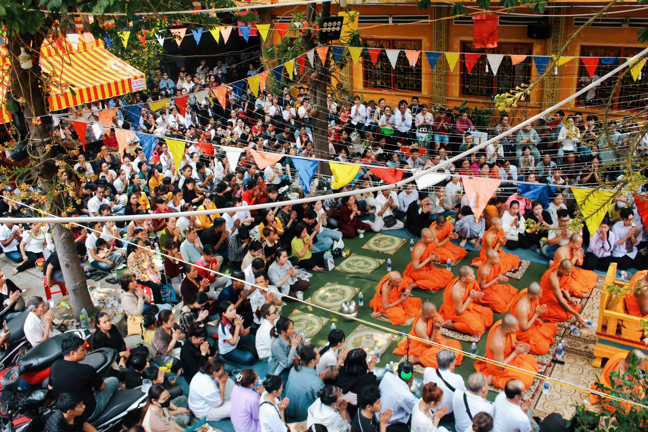 H&agrave;ng ng&agrave;n người đổ về Chantarangsay tắm Phật, t&eacute; nước cầu an kh&eacute;p lại Tết Chol Chnam Thmay - Ảnh 1.