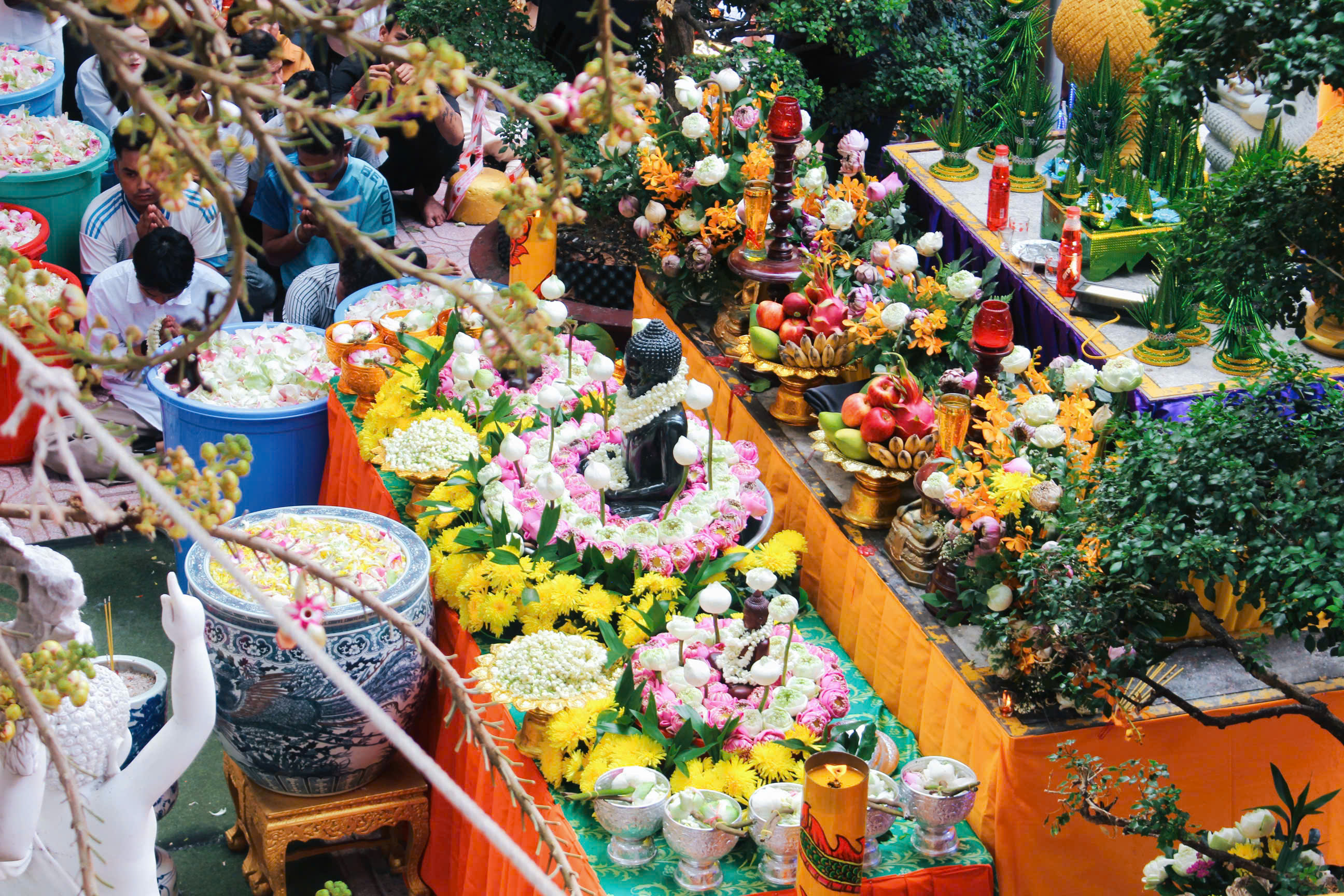 H&agrave;ng ng&agrave;n người đổ về Chantarangsay tắm Phật, t&eacute; nước cầu an kh&eacute;p lại Tết Chol Chnam Thmay - Ảnh 3.