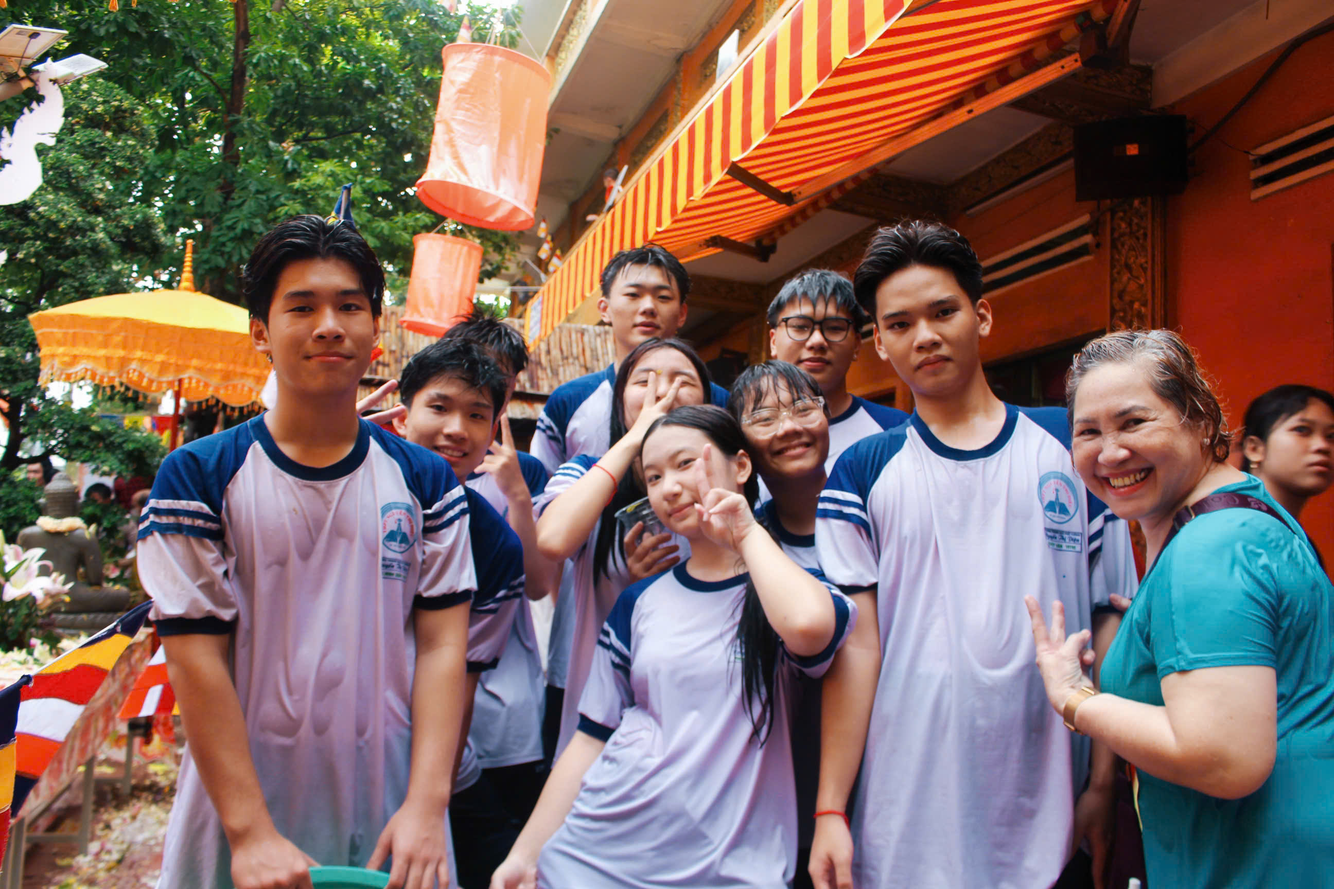 H&agrave;ng ng&agrave;n người đổ về Chantarangsay tắm Phật, t&eacute; nước cầu an kh&eacute;p lại Tết Chol Chnam Thmay - Ảnh 12.