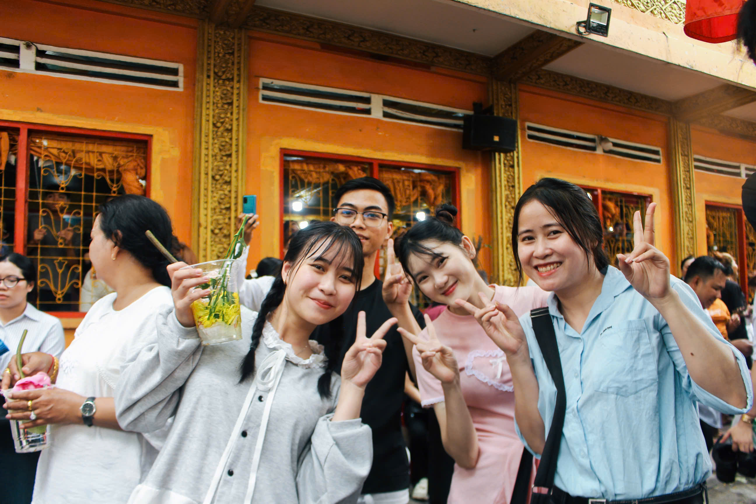 H&agrave;ng ng&agrave;n người đổ về Chantarangsay tắm Phật, t&eacute; nước cầu an kh&eacute;p lại Tết Chol Chnam Thmay - Ảnh 8.