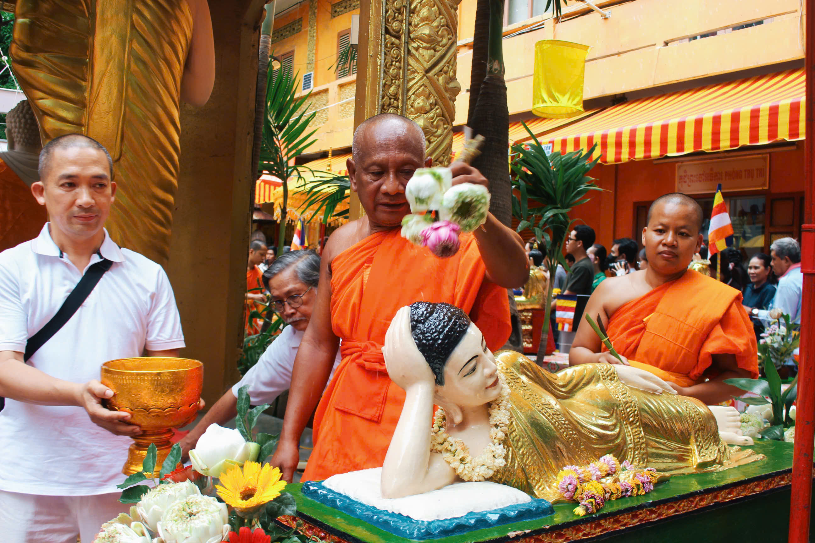H&agrave;ng ng&agrave;n người đổ về Chantarangsay tắm Phật, t&eacute; nước cầu an kh&eacute;p lại Tết Chol Chnam Thmay - Ảnh 4.