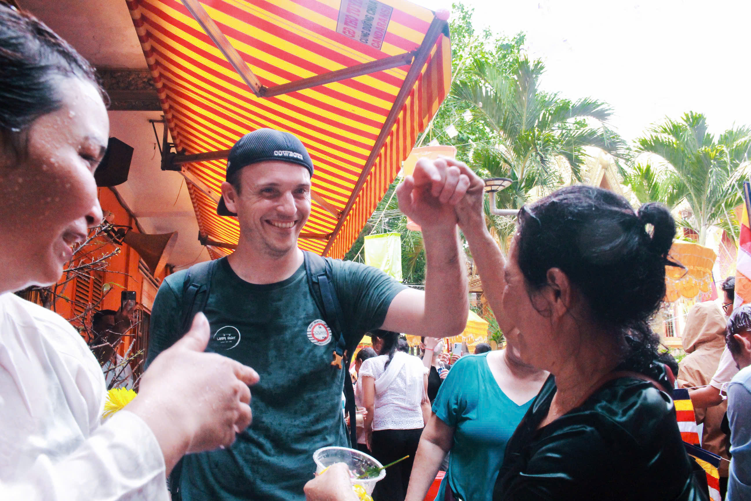 H&agrave;ng ng&agrave;n người đổ về Chantarangsay tắm Phật, t&eacute; nước cầu an kh&eacute;p lại Tết Chol Chnam Thmay - Ảnh 9.