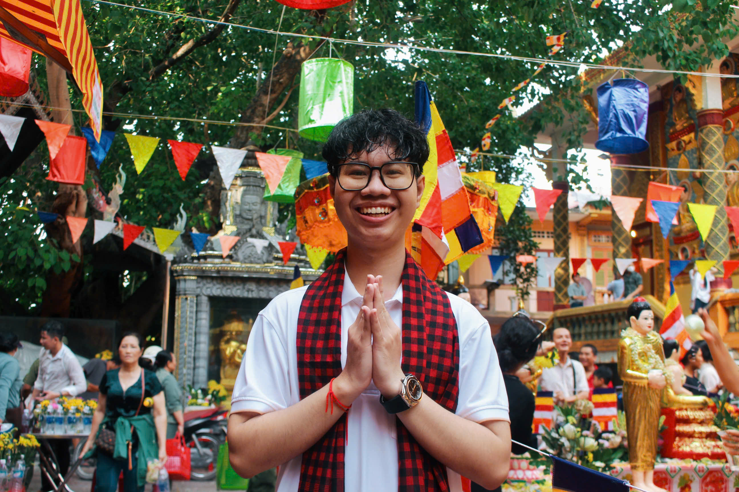 H&agrave;ng ng&agrave;n người đổ về Chantarangsay tắm Phật, t&eacute; nước cầu an kh&eacute;p lại Tết Chol Chnam Thmay - Ảnh 13.