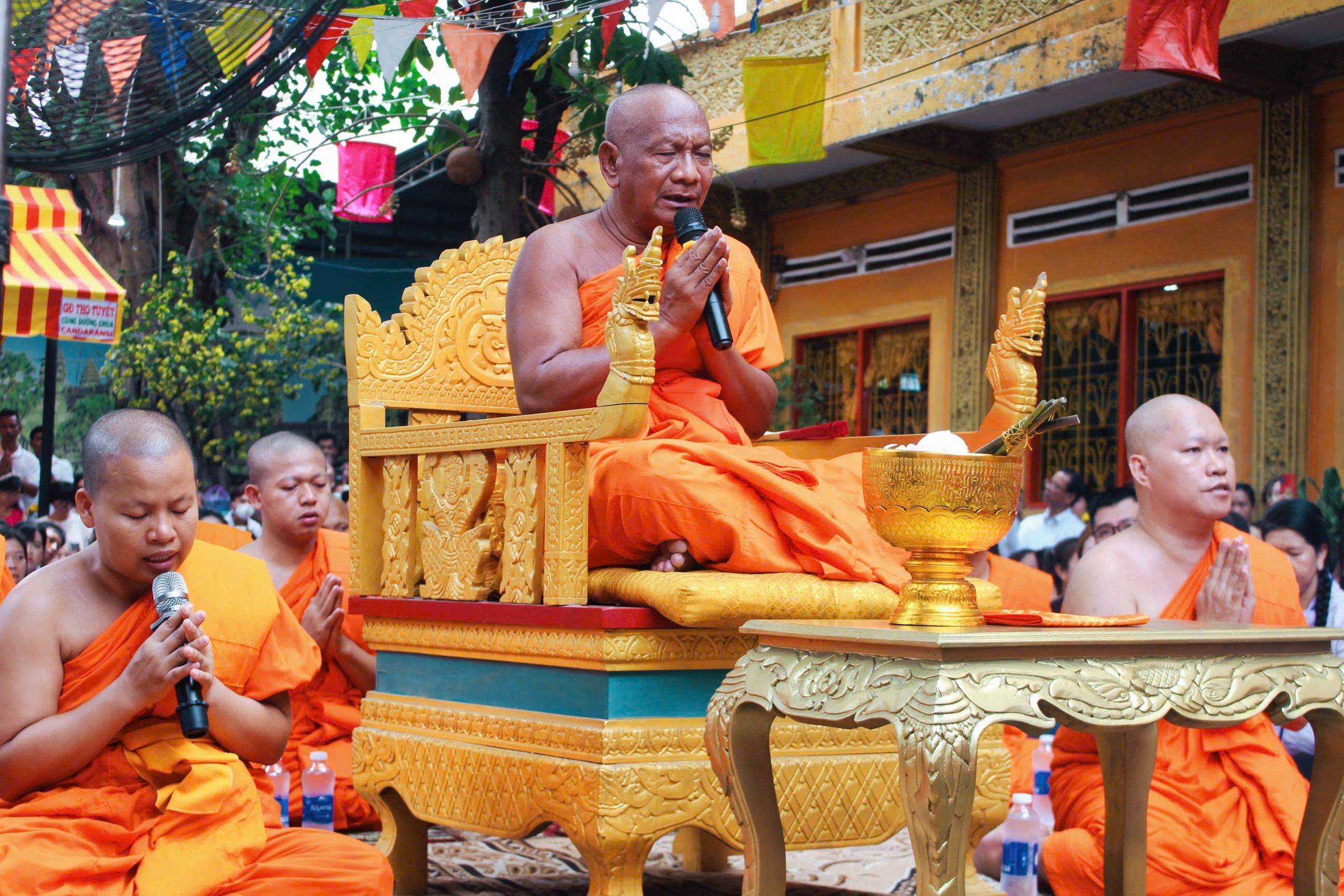 H&agrave;ng ng&agrave;n người đổ về Chantarangsay tắm Phật, t&eacute; nước cầu an kh&eacute;p lại Tết Chol Chnam Thmay - Ảnh 2.