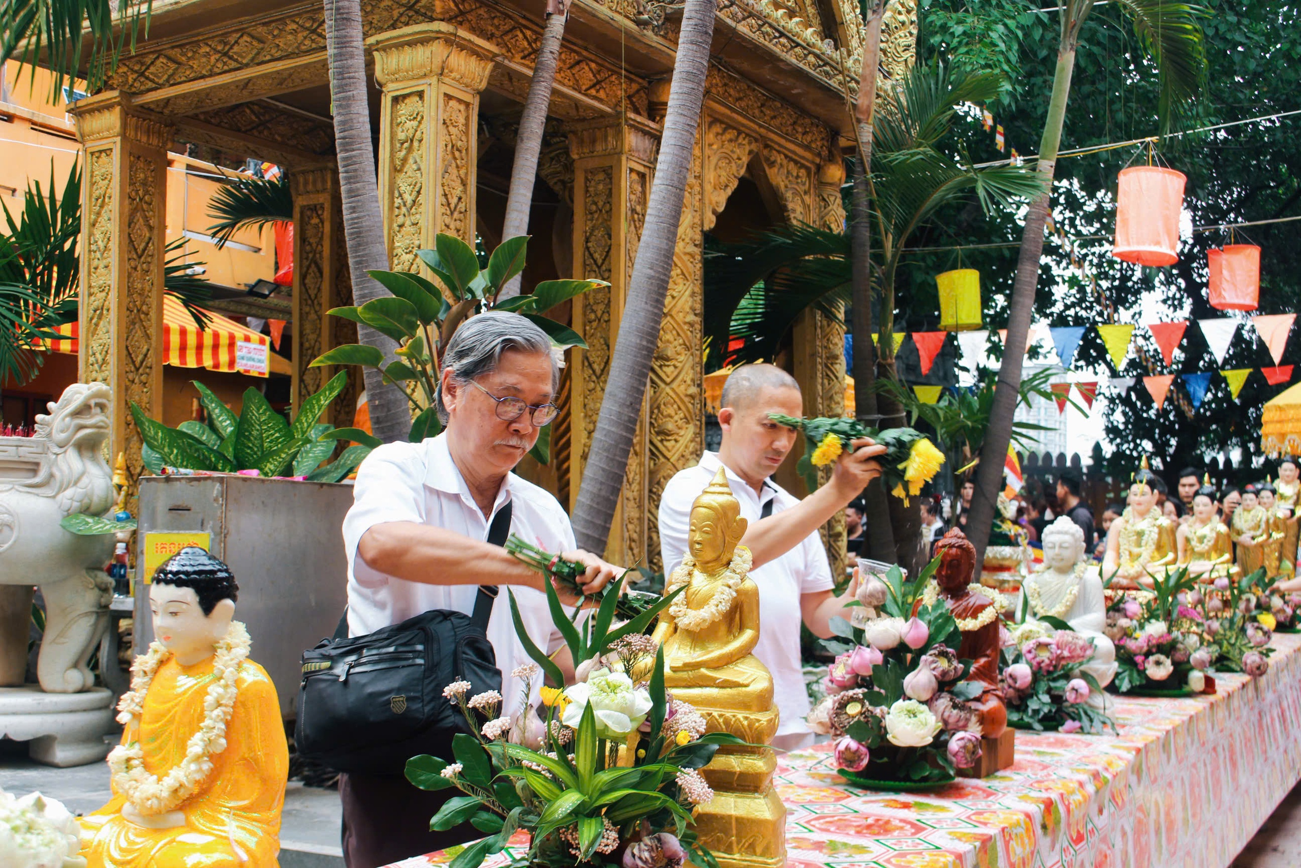 H&agrave;ng ng&agrave;n người đổ về Chantarangsay tắm Phật, t&eacute; nước cầu an kh&eacute;p lại Tết Chol Chnam Thmay - Ảnh 5.