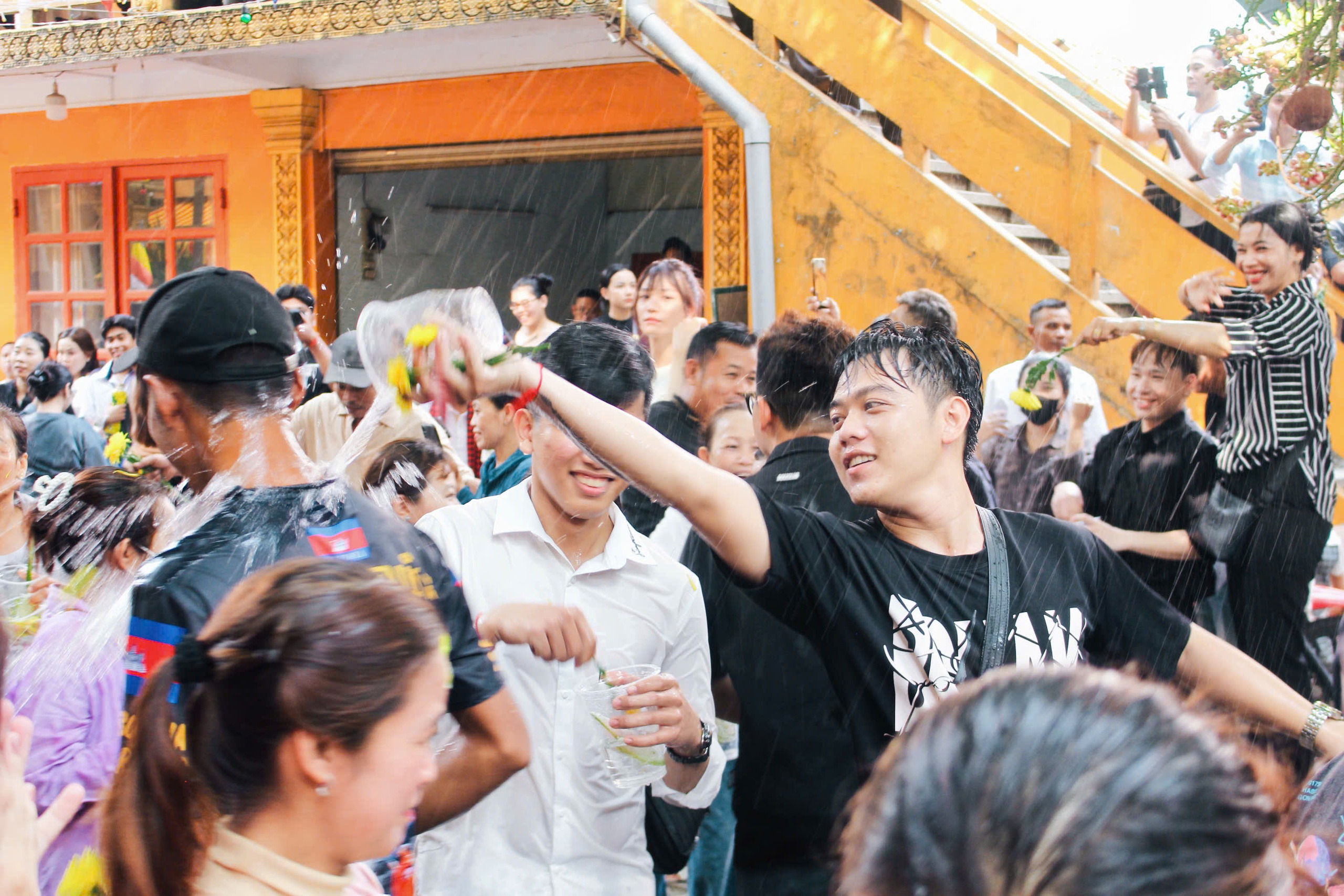 H&agrave;ng ng&agrave;n người đổ về Chantarangsay tắm Phật, t&eacute; nước cầu an kh&eacute;p lại Tết Chol Chnam Thmay - Ảnh 7.