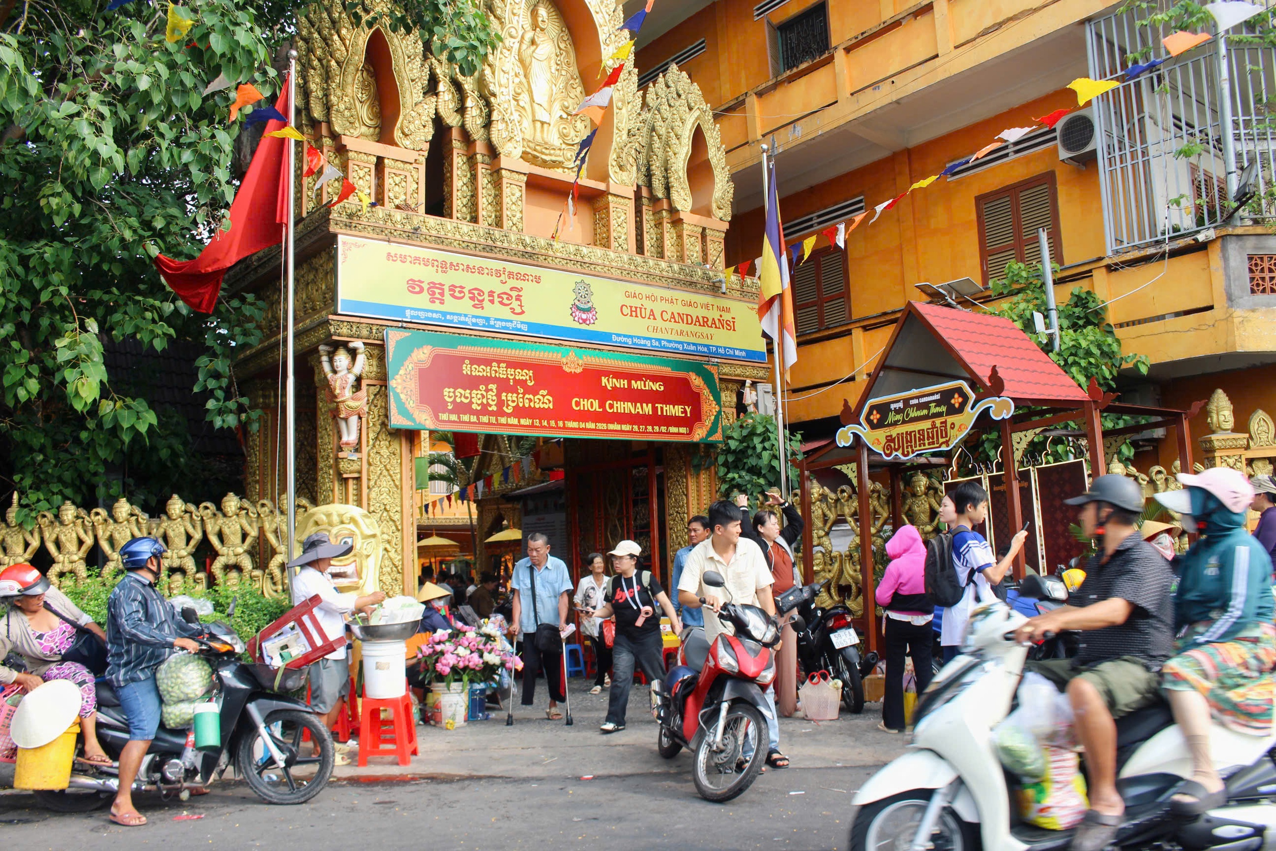 H&agrave;ng ng&agrave;n người đổ về Chantarangsay tắm Phật, t&eacute; nước cầu an kh&eacute;p lại Tết Chol Chnam Thmay - Ảnh 14.