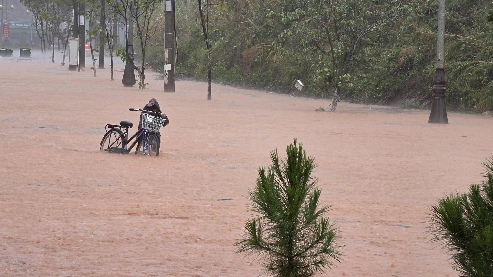 Mưa đá liên tục ở Quảng Ngãi: Thời tiết cực đoan tháng 4 năm 2026 - Ảnh 3.