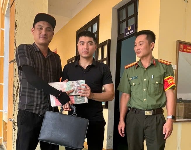 Bất ngờ thấy chiếc cặp ven đường, bên trong là 350 triệu đồng - Ảnh 2.