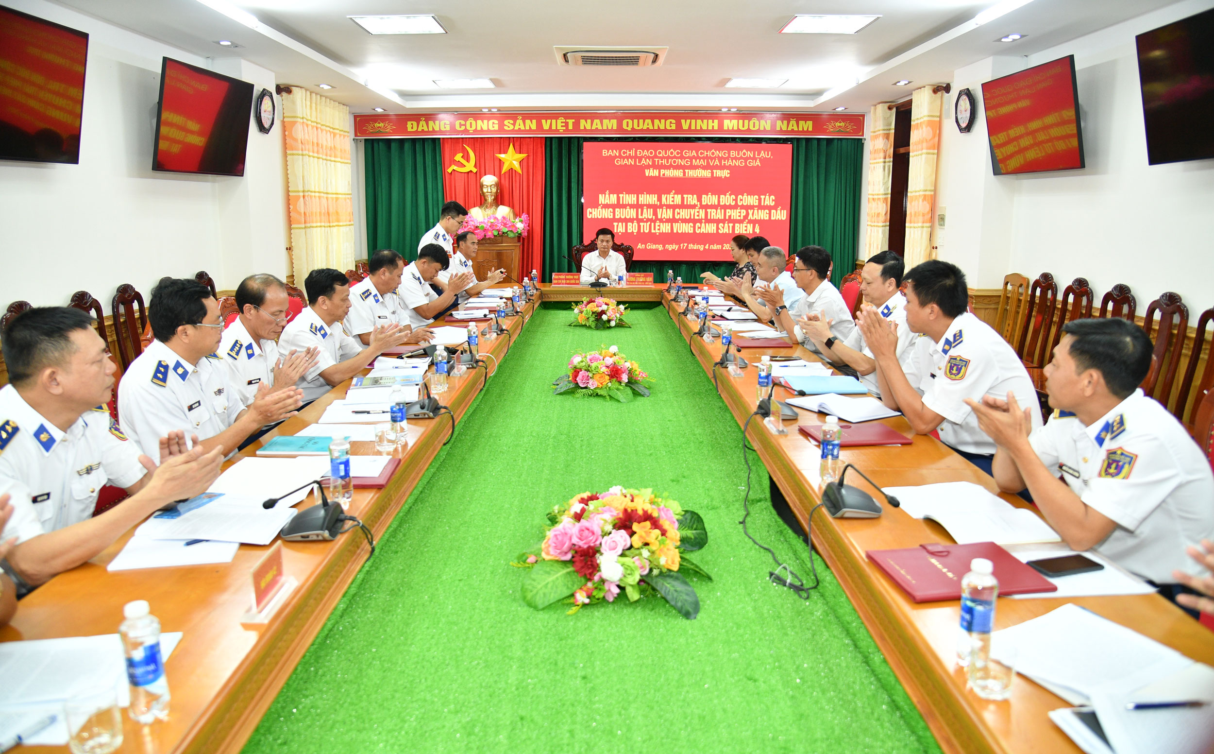 Cảnh sát biển thu giữ hơn 2 triệu lít dầu D.O - Ảnh 1.