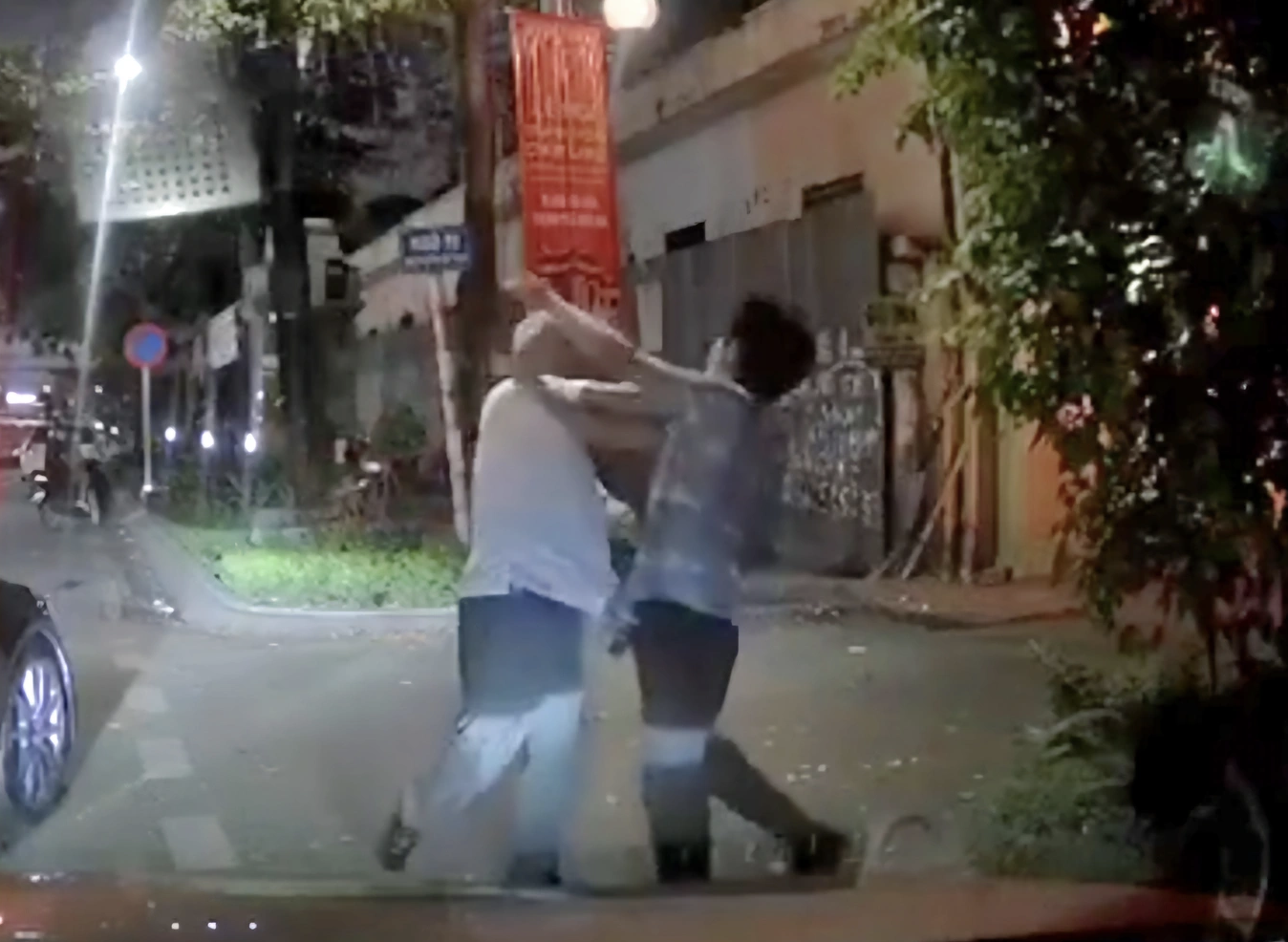 Tài xế Mercedes tạt đầu và hành hung tài xế taxi tại Hà Nội - Ảnh 1.