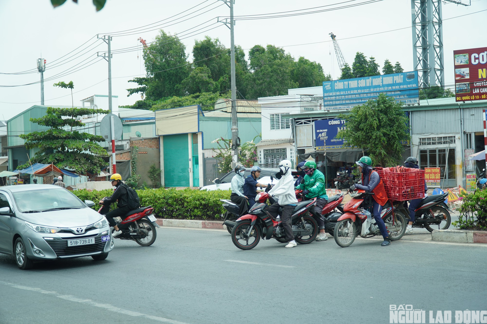 Cận cảnh giao th&ocirc;ng hỗn loạn tại trạm thu ph&iacute; L&aacute;i Thi&ecirc;u TPHCM - Ảnh 1.