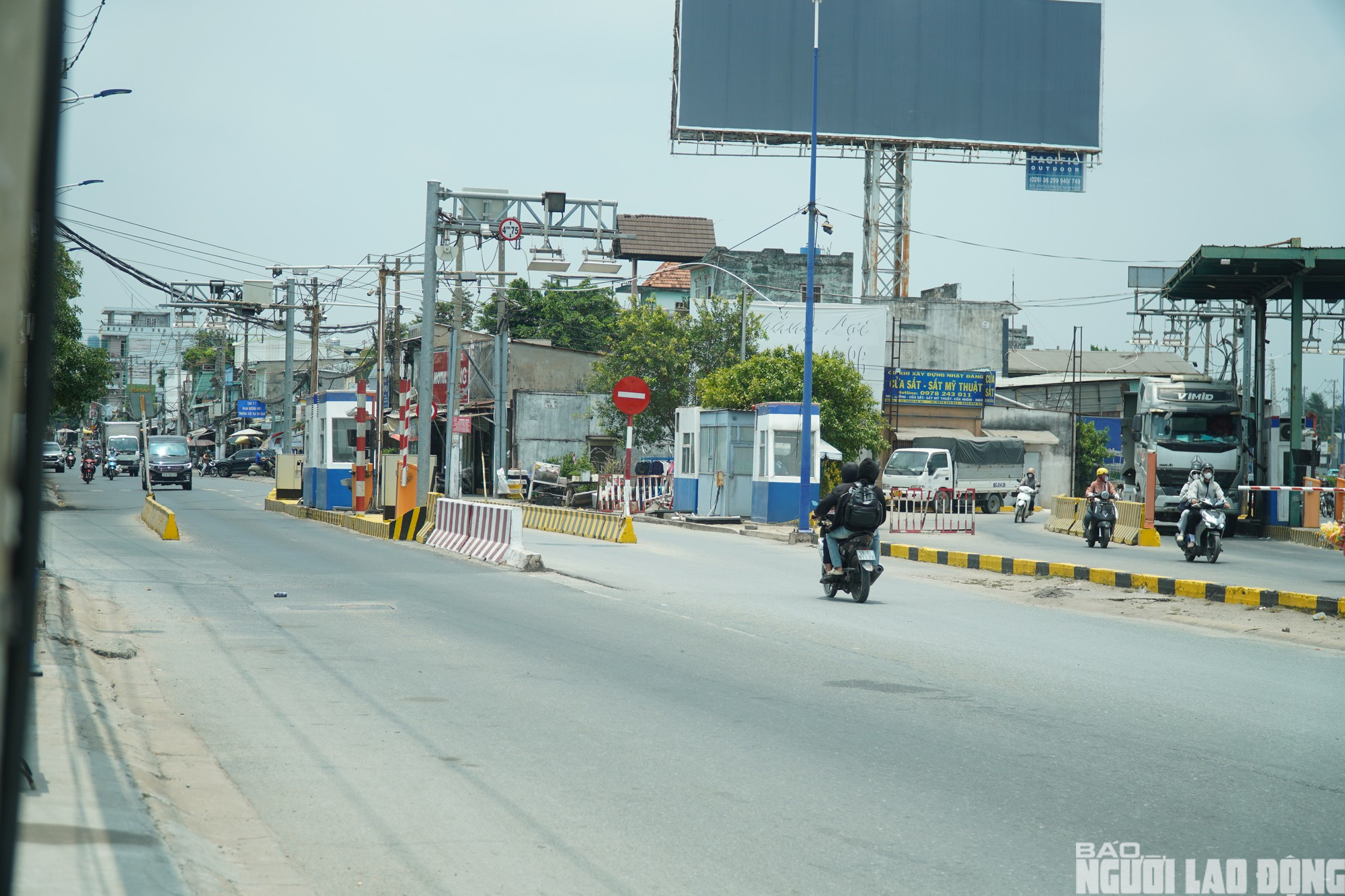 Cận cảnh giao th&ocirc;ng hỗn loạn tại trạm thu ph&iacute; L&aacute;i Thi&ecirc;u TPHCM - Ảnh 2.
