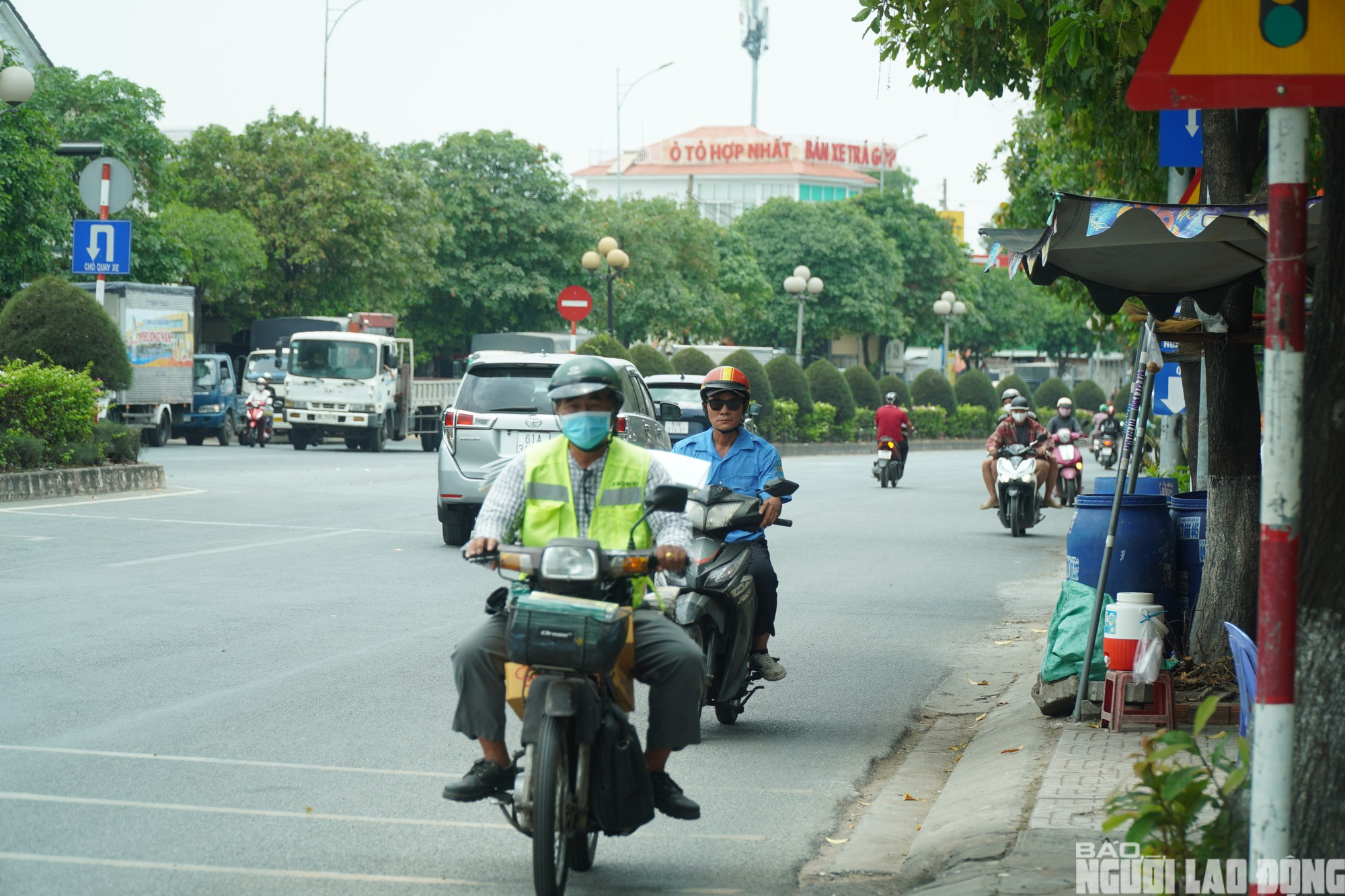 Cận cảnh giao th&ocirc;ng hỗn loạn tại trạm thu ph&iacute; L&aacute;i Thi&ecirc;u TPHCM - Ảnh 3.