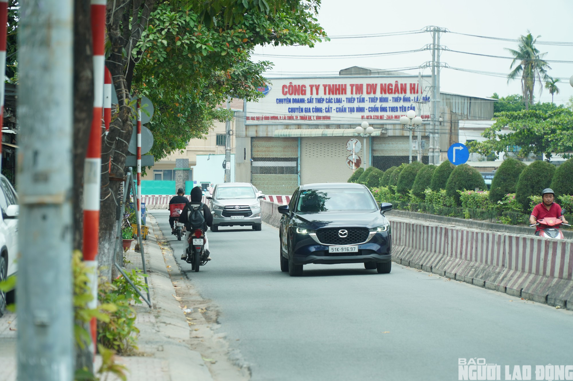Cận cảnh giao th&ocirc;ng hỗn loạn tại trạm thu ph&iacute; L&aacute;i Thi&ecirc;u TPHCM - Ảnh 4.