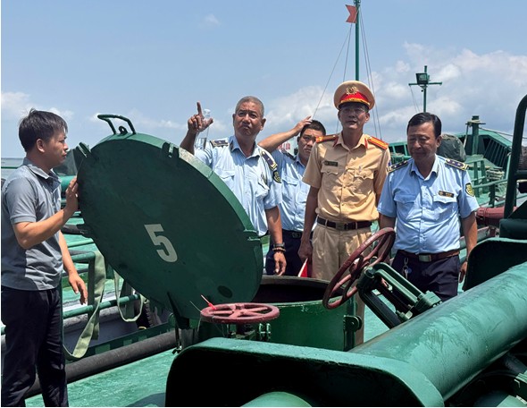 Ph&aacute;t hiện số lượng lớn dầu DO kh&ocirc;ng r&otilde; nguồn gốc tr&ecirc;n t&agrave;u - Ảnh 1.