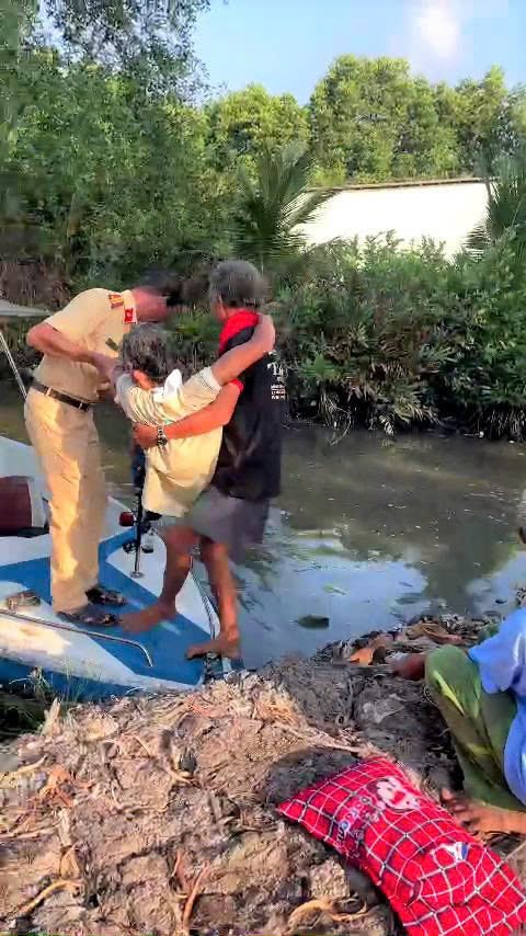 CLIP: CSGT đường thủy đưa bệnh nh&acirc;n đột quỵ đi cấp cứu kịp &ldquo;giờ v&agrave;ng&rdquo; - Ảnh 1.