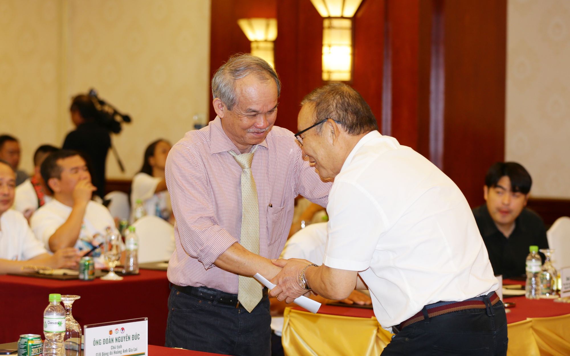 Triết l&yacute; d&ugrave;ng người của HLV Vũ Tiến Th&agrave;nh - Ảnh 4.