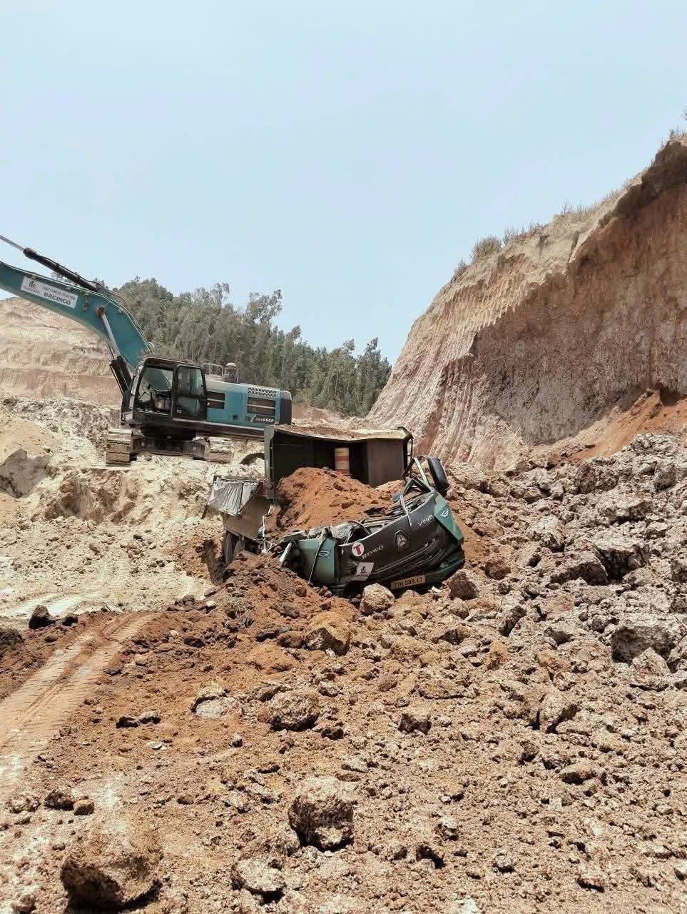 Sạt lở mỏ đất ở Gia Lai, một tài xế tử vong - Ảnh 1.