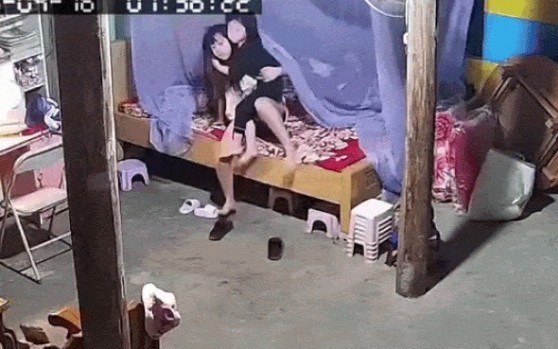 VIDEO: Mưa đ&aacute; phủ trắng đồi n&uacute;i  - Ảnh 1.