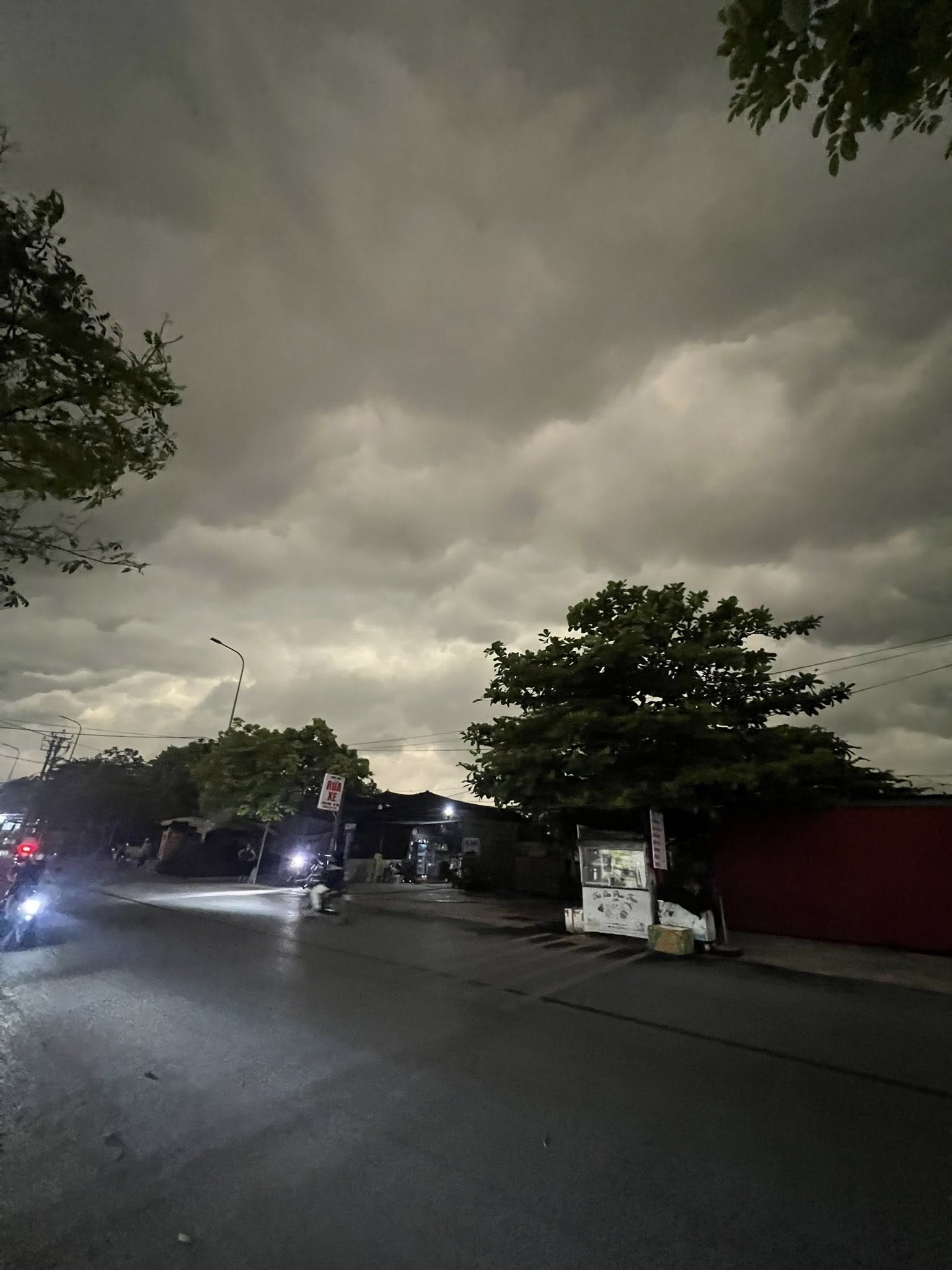 Cơ quan khí tượng nói gì về bầu trời tối sầm sáng nay 17-4 ở Hà Nội? - Ảnh 2.