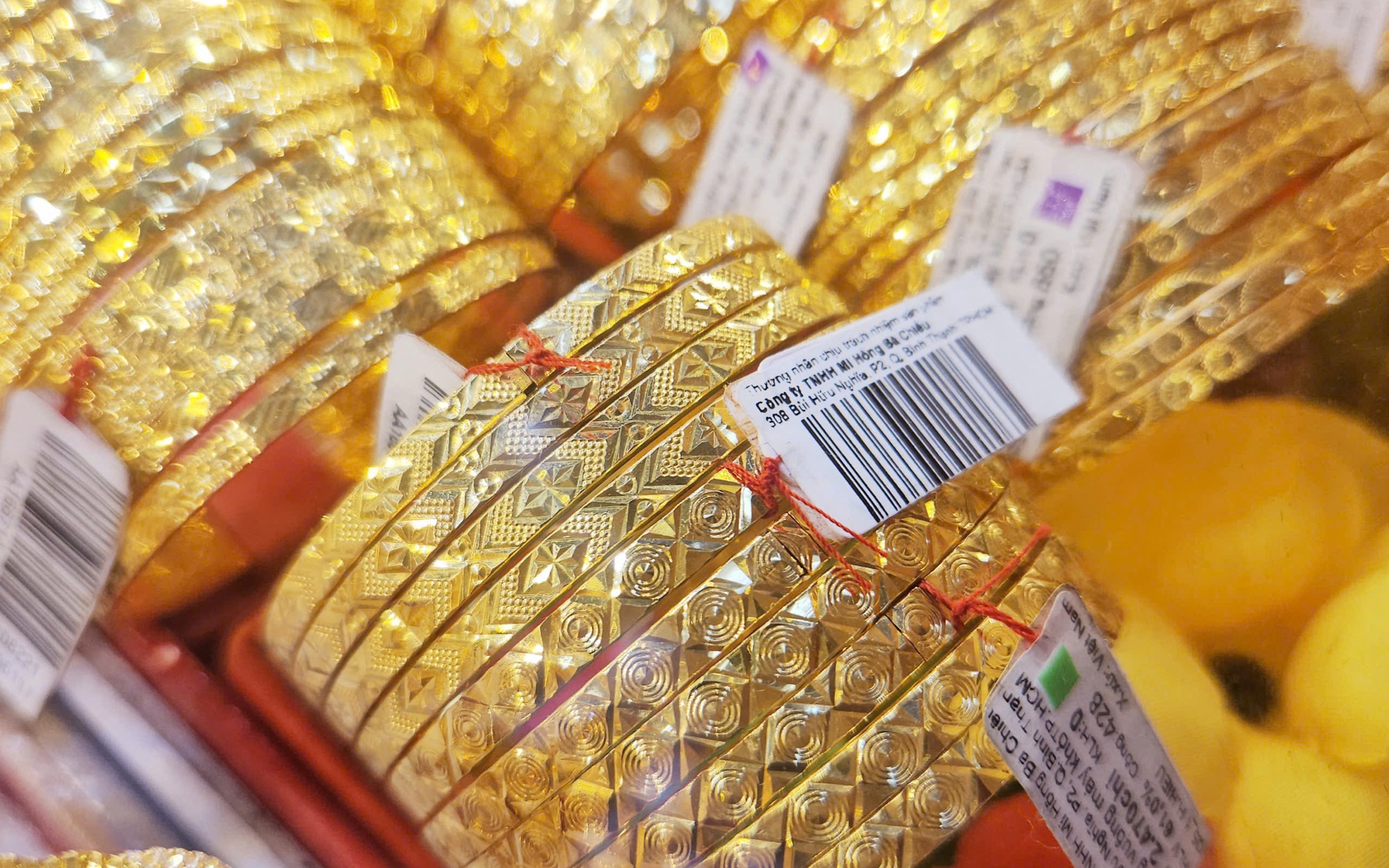 Gi&aacute; v&agrave;ng v&agrave; bạc tăng vọt sau th&ocirc;ng tin mở lại eo biển Hormuz - Ảnh 1.