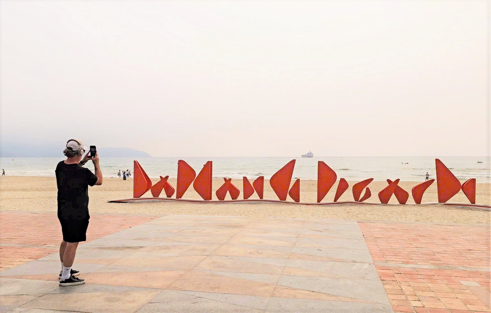 Đà Nẵng nói gì về bộ chữ “Da Nang Beach” gây tranh luận trên bãi biển? - Ảnh 2.