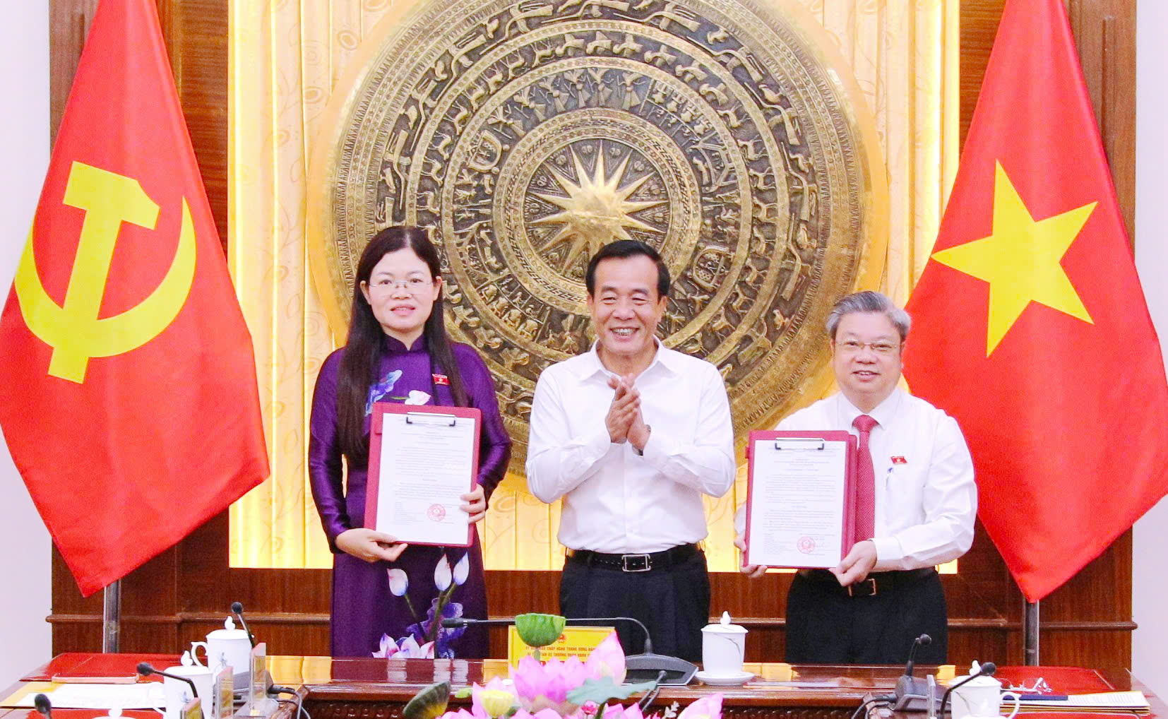 Trao Nghị quyết của Ủy ban Thường vụ Quốc hội cho Đoàn ĐBQH tỉnh Thanh Hóa - Ảnh 1.