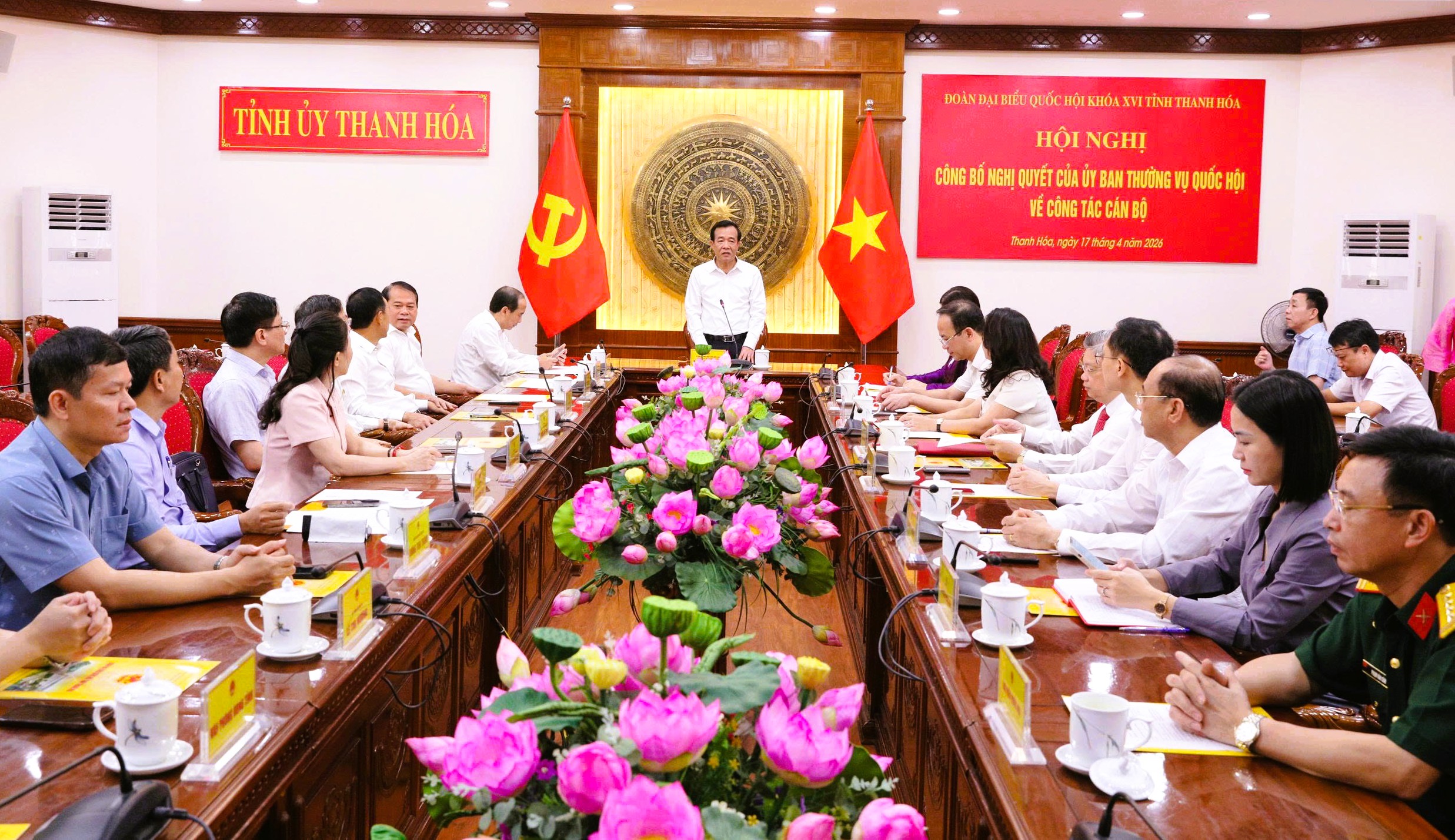 Trao Nghị quyết của Ủy ban Thường vụ Quốc hội cho Đoàn ĐBQH tỉnh Thanh Hóa - Ảnh 2.