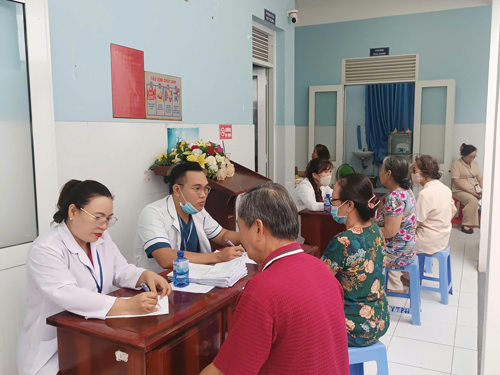 Đến tận nh&agrave; kh&aacute;m sức khỏe - Ảnh 1.