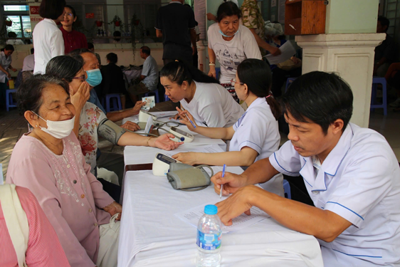 Đến tận nh&agrave; kh&aacute;m sức khỏe - Ảnh 2.