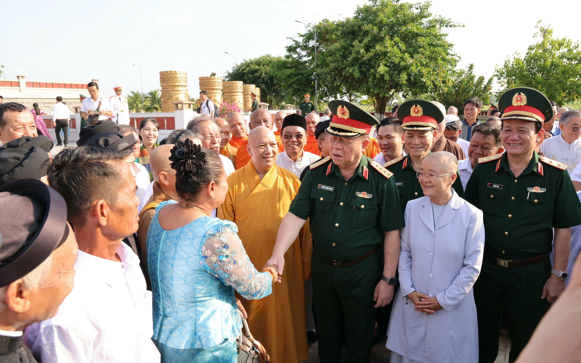 Đại tướng Nguyễn Trọng Nghĩa thăm, tặng qu&agrave; người c&oacute; c&ocirc;ng v&agrave; c&ocirc;ng nh&acirc;n tại Gia Lai - Ảnh 2.