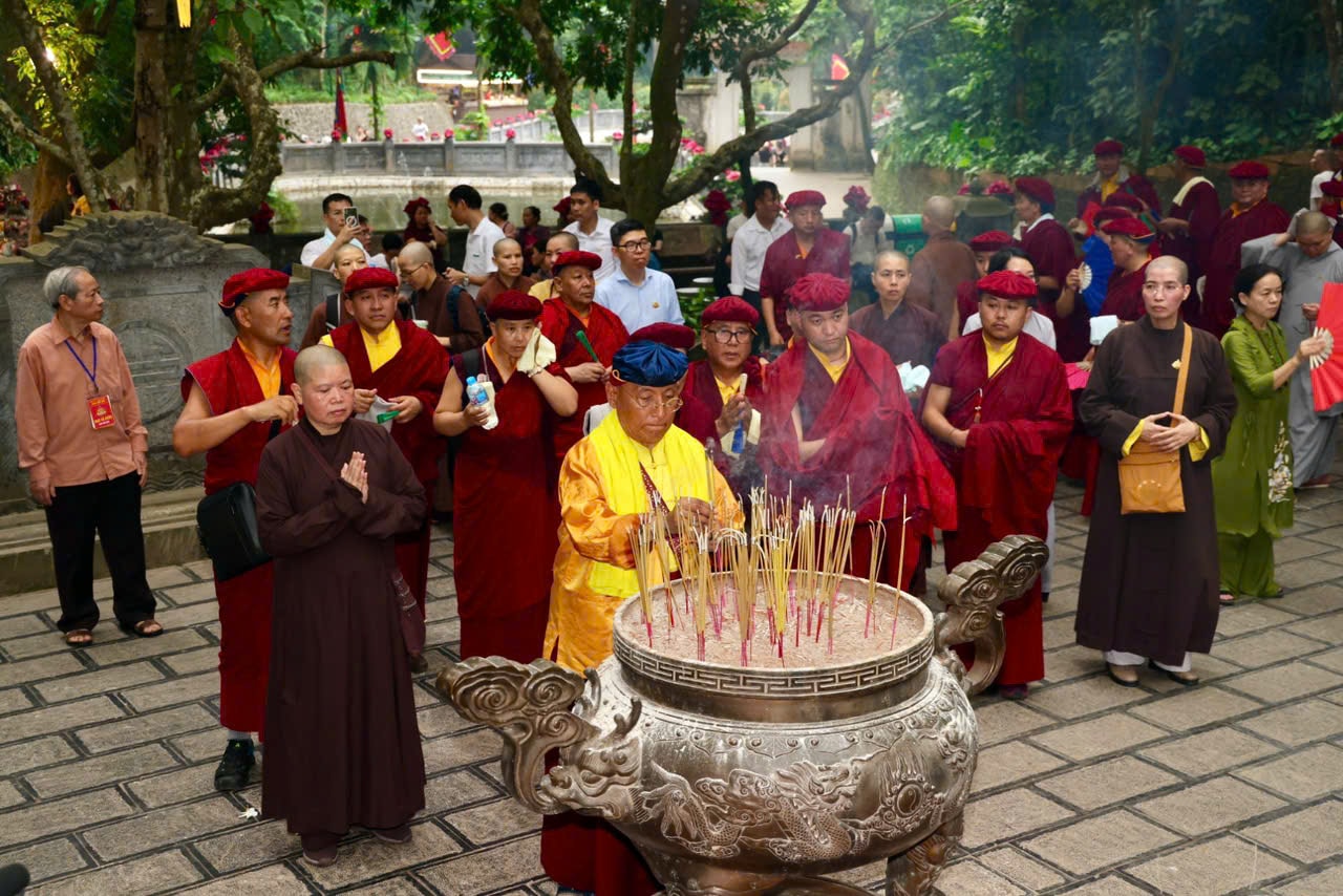 Đức Gyalwang Drukpa lần đầu thăm Đền Hùng - Ảnh 1.