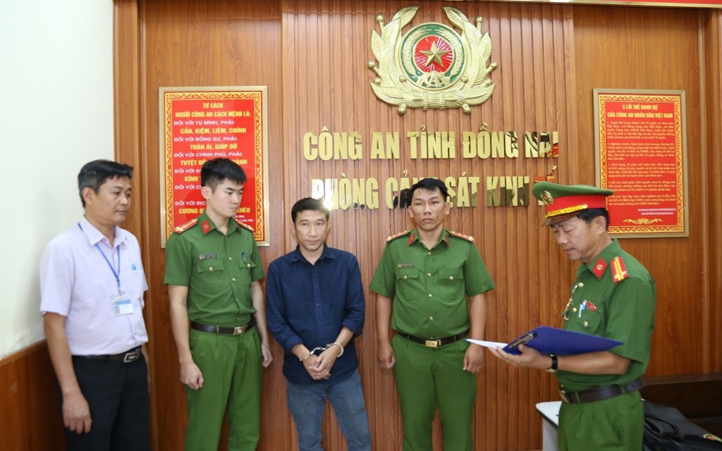 Khởi tố chủ trại heo xả hơn 240 tấn chất thải ra môi trường - Ảnh 2.