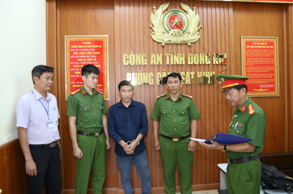 Bắt giữ 2 đối tượng gây ô nhiễm môi trường với 500 tấn da bò hôi thối - Ảnh 2.