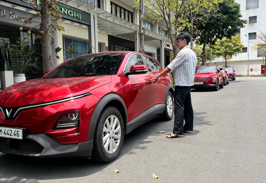 Thu&ecirc; xe tự l&aacute;i dịp lễ: Thừa xe xăng, khan xe điện - Ảnh 1.