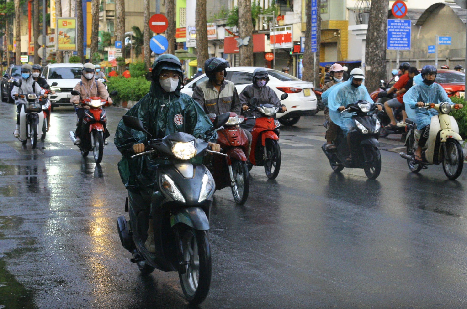 Dự báo thời tiết hôm nay, 18-4: TPHCM và Nam Bộ có mưa trên diện rộng - Ảnh 1.