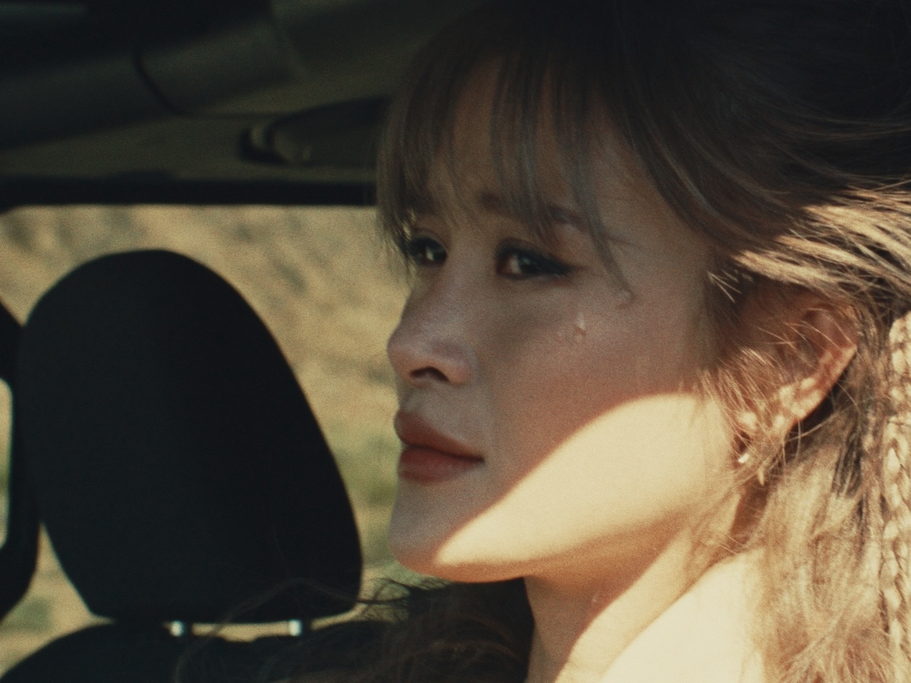 Mặt trời cô độc của Đông Nhi  - Ảnh 4.