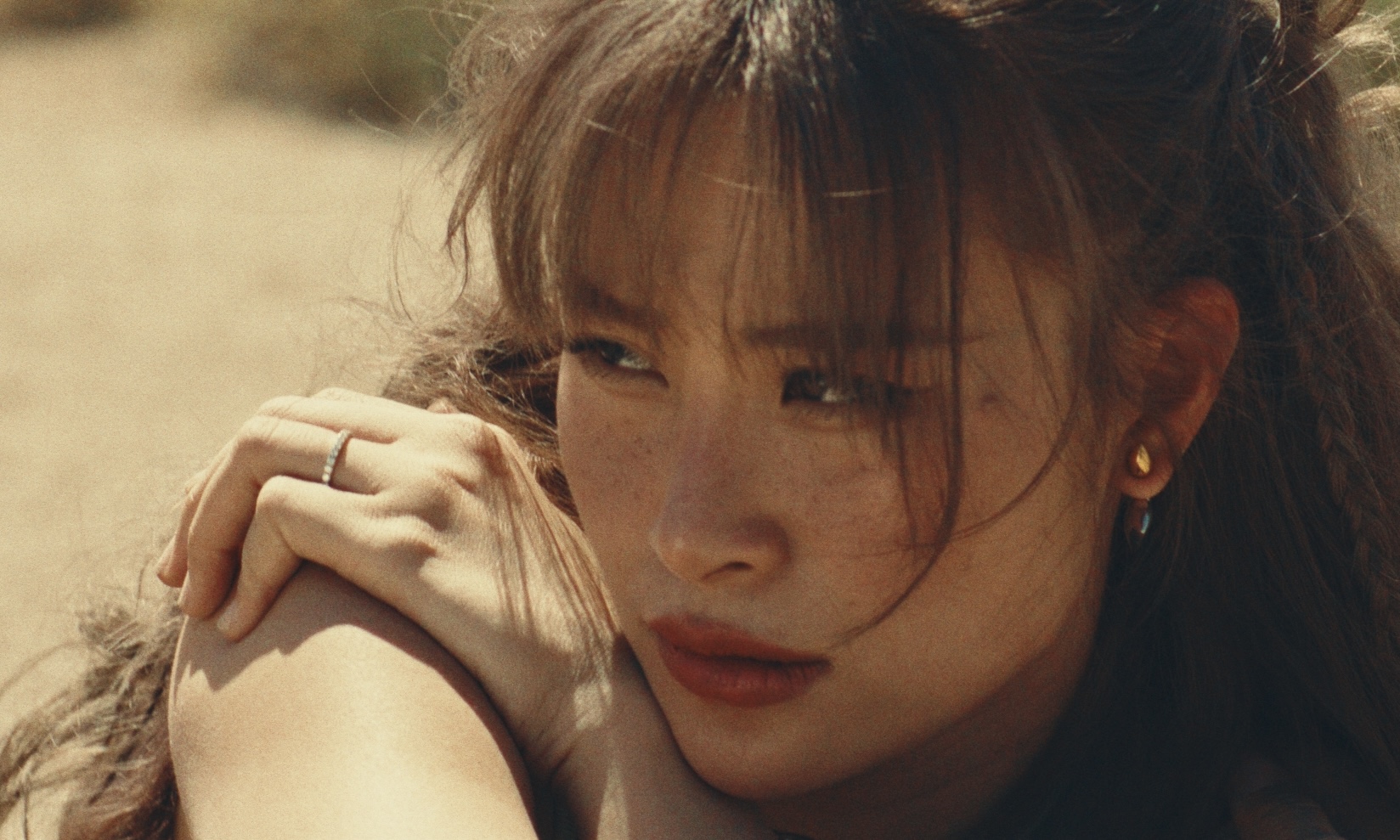 Mặt trời cô độc của Đông Nhi  - Ảnh 1.