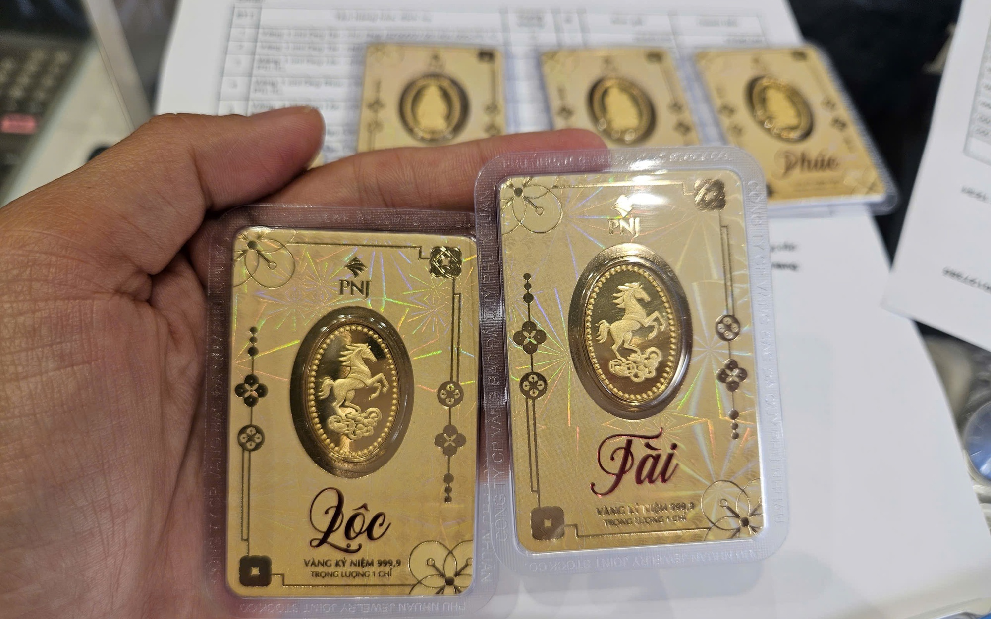 Gi&aacute; v&agrave;ng h&ocirc;m nay 20 - 4 giảm mạnh do căng thẳng Trung Đ&ocirc;ng - Ảnh 1.