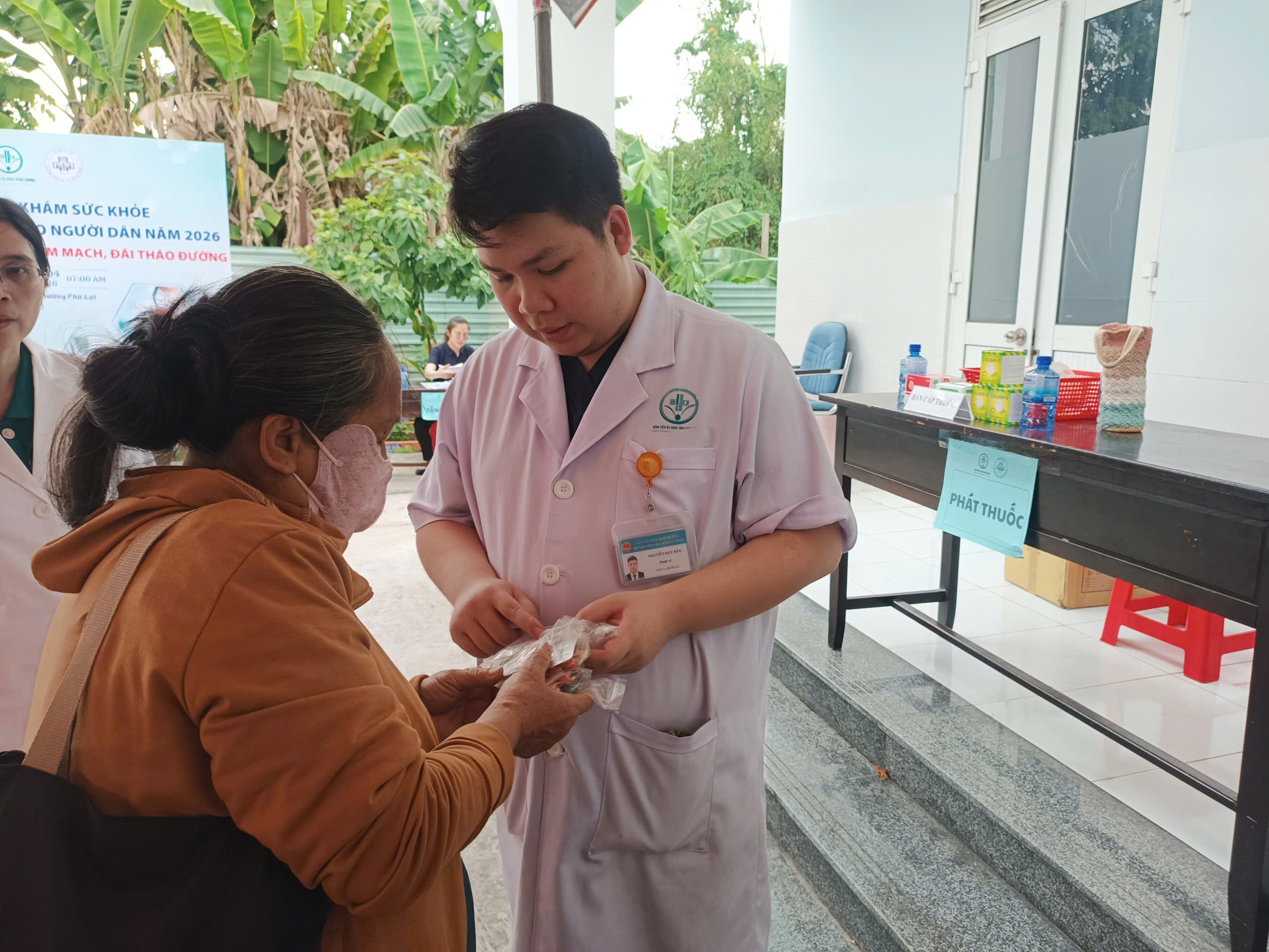 Gần 30.000 người dân được khám sức khỏe trong một ngày, phát hiện nhiều trường hợp mắc bệnh - Ảnh 2.