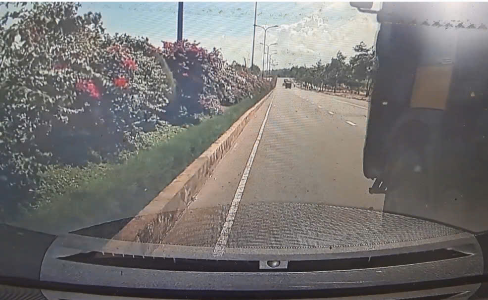 Clip xe ben tạt đầu ô tô du khách ở Mũi Né lan truyền, CSGT xác minh lại vụ việc - Ảnh 1.